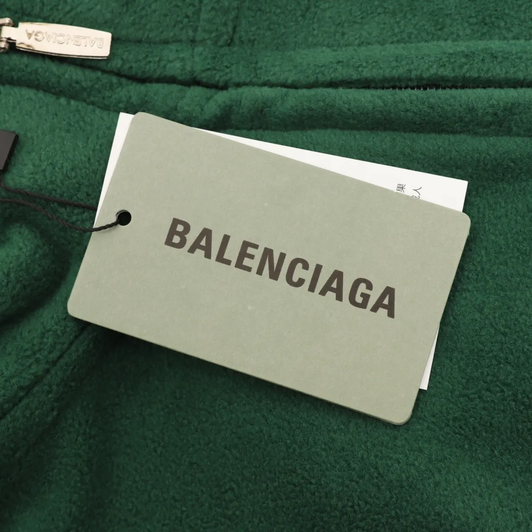 💰560 [Top version] Balenciaga / Balenciaga BLCG 25FW Five-bar drawstring half-ring embroidered polar fleece jacket Customized acrylic polyester polar fleece fabric Ultra-high weight Warm and comfortable OS loose version Stand-up collar design 3D three-dimensional tailoring process Custom-woven and dyed high-weight and high-density thread Side pocket invisible zipper design Tajima high-speed embroidery machine 400,000-needle machine embroidery process Three-dimensional and full Mold customization of original hardware zippers, double slider design, original main mark, washed tag brand packaging, color: green/blue, size: XS/S/M/L, size chart: Length, bust, shoulder width, sleeve length 66 55 Note: There is a difference of 1~2CM due to manual measurement.