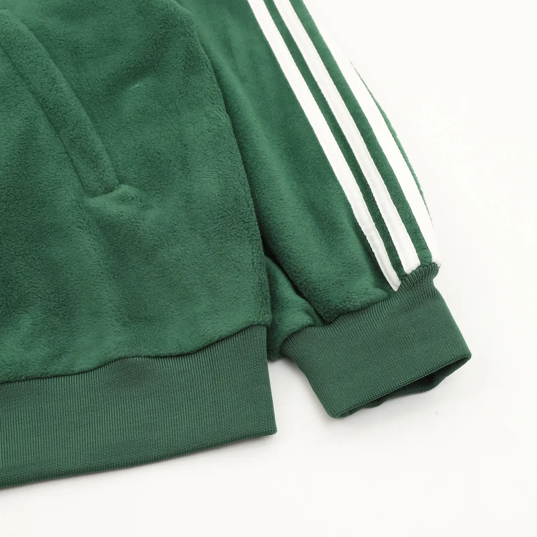 💰560 [Top version] Balenciaga / Balenciaga BLCG 25FW Five-bar drawstring half-ring embroidered polar fleece jacket Customized acrylic polyester polar fleece fabric Ultra-high weight Warm and comfortable OS loose version Stand-up collar design 3D three-dimensional tailoring process Custom-woven and dyed high-weight and high-density thread Side pocket invisible zipper design Tajima high-speed embroidery machine 400,000-needle machine embroidery process Three-dimensional and full Mold customization of original hardware zippers, double slider design, original main mark, washed tag brand packaging, color: green/blue, size: XS/S/M/L, size chart: Length, bust, shoulder width, sleeve length 66 55 Note: There is a difference of 1~2CM due to manual measurement.
