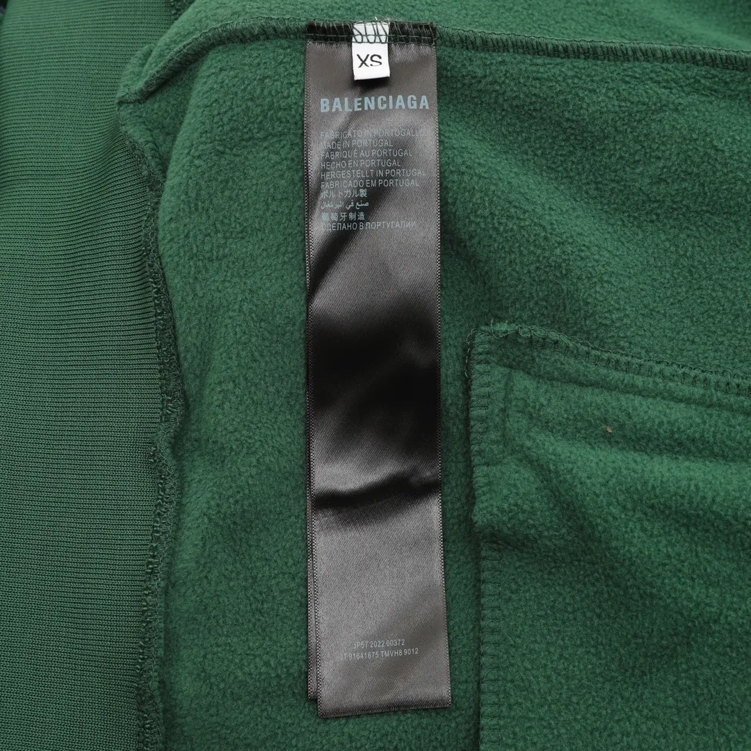 💰560 [Top version] Balenciaga / Balenciaga BLCG 25FW Five-bar drawstring half-ring embroidered polar fleece jacket Customized acrylic polyester polar fleece fabric Ultra-high weight Warm and comfortable OS loose version Stand-up collar design 3D three-dimensional tailoring process Custom-woven and dyed high-weight and high-density thread Side pocket invisible zipper design Tajima high-speed embroidery machine 400,000-needle machine embroidery process Three-dimensional and full Mold customization of original hardware zippers, double slider design, original main mark, washed tag brand packaging, color: green/blue, size: XS/S/M/L, size chart: Length, bust, shoulder width, sleeve length 66 55 Note: There is a difference of 1~2CM due to manual measurement.
