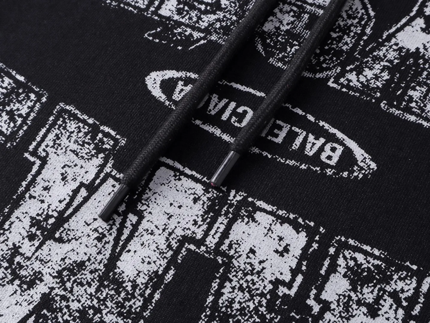 🅿️360 BALENCI*GA Paris' latest Balenciaxx art multi-branded hooded long-sleeved sweatshirt. The front printing uses imported environmentally friendly offset printing. The effect is three-dimensional. Exclusively woven and dyed 460g fabric. Threads are dyed in the same vat with zero color difference. Brick cabinet synchronization. Welcome to compare. Same style for men and women -Color: black white -SIZE: Xs S M L Style No. 8957#