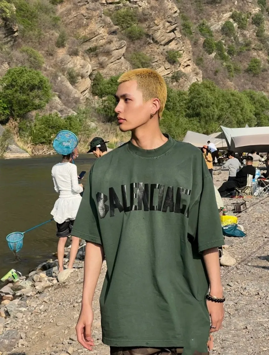 ♻️💯Reference model picture for the upper body❤️[Breaking hot new item] Top quality BALENCIAGA Paris spring and summer latest tape print washed and worn short sleeves for male and female couples stars 23ss tape tye black retro plain fabric medium version short sleeves Paris' new season's products have added the elements of artistic tape stickers, hot rhinestones and post-it notes, changing the previous minimalist printing style. This time the creativity has really taken a lot of thought. The micro-OS style is friendly to both men and women. The fixed yarn and washed cotton are soft and waxy and resistant to damage. The slightly distressed worn details are a no-brainer for me who likes 𝐕𝐢𝐧𝐭𝐚𝐠𝐞. There are two styles of front and back printing. The front is like paper tape, and the back is a bright yellow graffiti painting effect, which has a strong impact on people. It looks great with denim overalls, and it’s super cool for girls to wear it with their lower body missing. Original custom-woven and dyed pure cotton material, heavily distressed. Counter 1/1; This product has a unisex design. The same oversize version for men and women·Tape Type logo on the front and back. It is characterized by heavy wear and washable effect. Color: dark green P; 140 Size: XS-L
