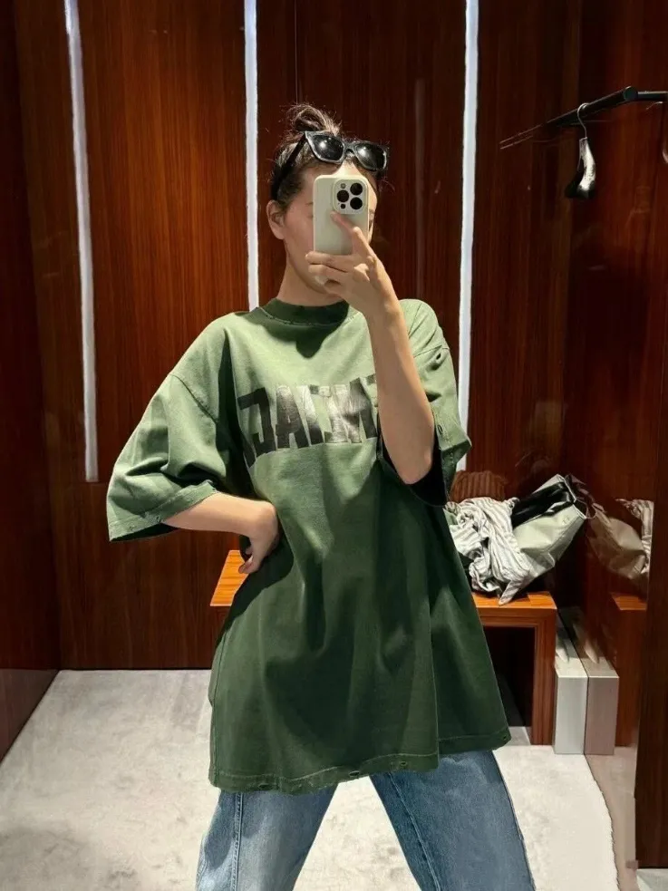♻️💯Reference model picture for the upper body❤️[Breaking hot new item] Top quality BALENCIAGA Paris spring and summer latest tape print washed and worn short sleeves for male and female couples stars 23ss tape tye black retro plain fabric medium version short sleeves Paris' new season's products have added the elements of artistic tape stickers, hot rhinestones and post-it notes, changing the previous minimalist printing style. This time the creativity has really taken a lot of thought. The micro-OS style is friendly to both men and women. The fixed yarn and washed cotton are soft and waxy and resistant to damage. The slightly distressed worn details are a no-brainer for me who likes 𝐕𝐢𝐧𝐭𝐚𝐠𝐞. There are two styles of front and back printing. The front is like paper tape, and the back is a bright yellow graffiti painting effect, which has a strong impact on people. It looks great with denim overalls, and it’s super cool for girls to wear it with their lower body missing. Original custom-woven and dyed pure cotton material, heavily distressed. Counter 1/1; This product has a unisex design. The same oversize version for men and women·Tape Type logo on the front and back. It is characterized by heavy wear and washable effect. Color: dark green P; 140 Size: XS-L