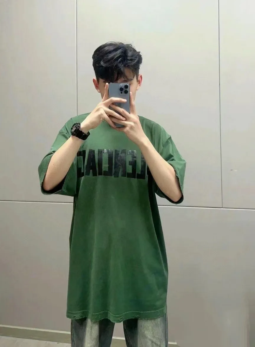 ♻️💯Reference model picture for the upper body❤️[Breaking hot new item] Top quality BALENCIAGA Paris spring and summer latest tape print washed and worn short sleeves for male and female couples stars 23ss tape tye black retro plain fabric medium version short sleeves Paris' new season's products have added the elements of artistic tape stickers, hot rhinestones and post-it notes, changing the previous minimalist printing style. This time the creativity has really taken a lot of thought. The micro-OS style is friendly to both men and women. The fixed yarn and washed cotton are soft and waxy and resistant to damage. The slightly distressed worn details are a no-brainer for me who likes 𝐕𝐢𝐧𝐭𝐚𝐠𝐞. There are two styles of front and back printing. The front is like paper tape, and the back is a bright yellow graffiti painting effect, which has a strong impact on people. It looks great with denim overalls, and it’s super cool for girls to wear it with their lower body missing. Original custom-woven and dyed pure cotton material, heavily distressed. Counter 1/1; This product has a unisex design. The same oversize version for men and women·Tape Type logo on the front and back. It is characterized by heavy wear and washable effect. Color: dark green P; 140 Size: XS-L