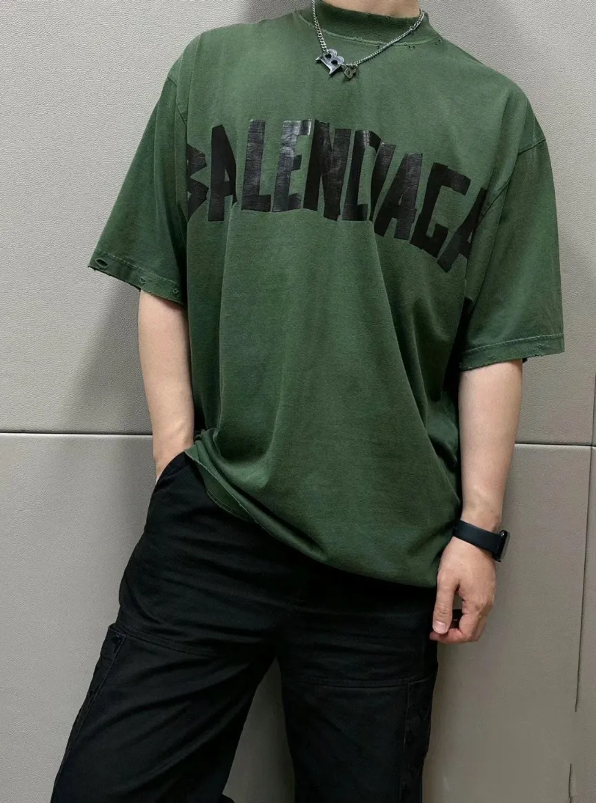 ♻️💯Reference model picture for the upper body❤️[Breaking hot new item] Top quality BALENCIAGA Paris spring and summer latest tape print washed and worn short sleeves for male and female couples stars 23ss tape tye black retro plain fabric medium version short sleeves Paris' new season's products have added the elements of artistic tape stickers, hot rhinestones and post-it notes, changing the previous minimalist printing style. This time the creativity has really taken a lot of thought. The micro-OS style is friendly to both men and women. The fixed yarn and washed cotton are soft and waxy and resistant to damage. The slightly distressed worn details are a no-brainer for me who likes 𝐕𝐢𝐧𝐭𝐚𝐠𝐞. There are two styles of front and back printing. The front is like paper tape, and the back is a bright yellow graffiti painting effect, which has a strong impact on people. It looks great with denim overalls, and it’s super cool for girls to wear it with their lower body missing. Original custom-woven and dyed pure cotton material, heavily distressed. Counter 1/1; This product has a unisex design. The same oversize version for men and women·Tape Type logo on the front and back. It is characterized by heavy wear and washable effect. Color: dark green P; 140 Size: XS-L