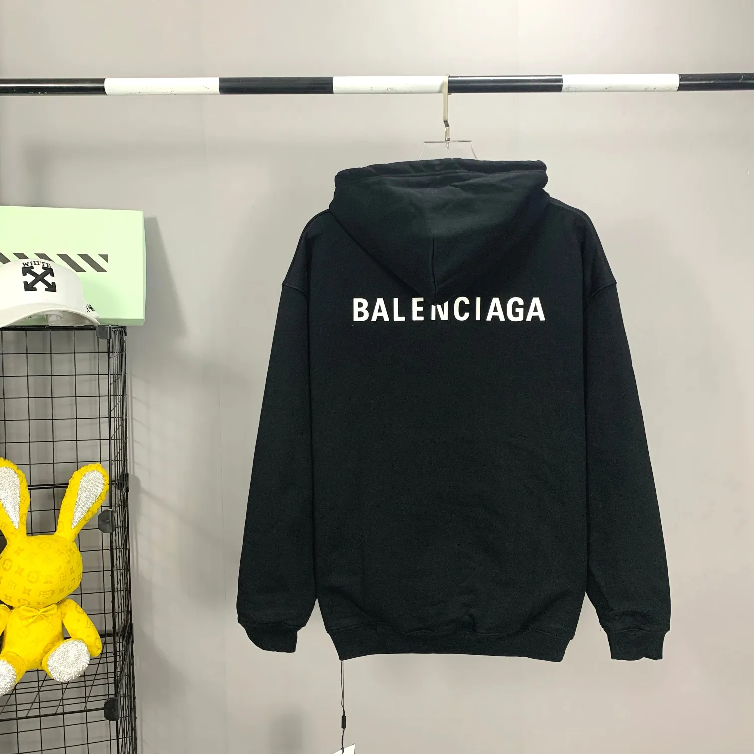 The top version of BALENCIAGA with large LOGO basic letters on the back, pure cotton, loose-fitting, high-end hooded sweatshirt for men and women, the same trendy brand. The god of simplicity in Paris, a volume sought after by many stars. Lisa’s favorite basic short-sleeved Paris style, which has a very high appearance rate. Wear alone, paired with jeans, shorts, and sweatpants, it's a versatile style. Xiaohongshu, a hot item on INS, a must-have for Paris fans.  The printing uses white glue as a base, coupled with Kornit direct injection, which ensures the anchorage of the printing and machine washing without any pressure. However, everyone should pay attention to something. The printing of this model is not thick glue, and the printing surface is not shiny. Please pay attention to the importance of version. Don't make a pattern based on the pictures. If you don't have the original version, you won't be able to make it look one to one like the original version. At most, you can just make a look. It's just a piece of clothing without a soul. The fabric is made of 480g combed cotton terry fabric, and the threads and fabric are custom-woven and dyed in the same style, with no color difference.  A complete set of customized tags, collar tags, washed, plastic bags, and most importantly, a complete set of bags, tag codes, and codes are all authentic.  Color: Black Size: XS-L P:450