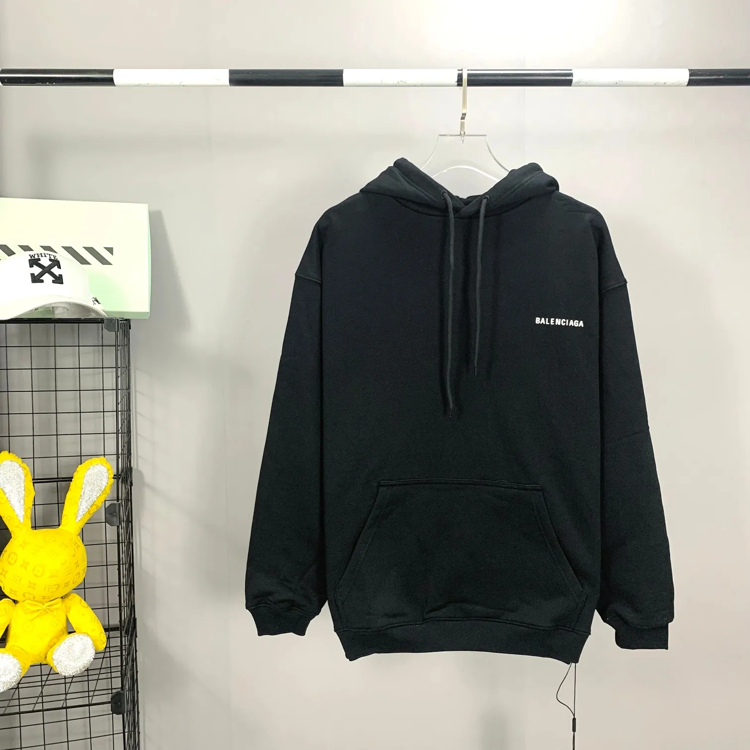 The top version of BALENCIAGA with large LOGO basic letters on the back, pure cotton, loose-fitting, high-end hooded sweatshirt for men and women, the same trendy brand. The god of simplicity in Paris, a volume sought after by many stars. Lisa’s favorite basic short-sleeved Paris style, which has a very high appearance rate. Wear alone, paired with jeans, shorts, and sweatpants, it's a versatile style. Xiaohongshu, a hot item on INS, a must-have for Paris fans.  The printing uses white glue as a base, coupled with Kornit direct injection, which ensures the anchorage of the printing and machine washing without any pressure. However, everyone should pay attention to something. The printing of this model is not thick glue, and the printing surface is not shiny. Please pay attention to the importance of version. Don't make a pattern based on the pictures. If you don't have the original version, you won't be able to make it look one to one like the original version. At most, you can just make a look. It's just a piece of clothing without a soul. The fabric is made of 480g combed cotton terry fabric, and the threads and fabric are custom-woven and dyed in the same style, with no color difference.  A complete set of customized tags, collar tags, washed, plastic bags, and most importantly, a complete set of bags, tag codes, and codes are all authentic.  Color: Black Size: XS-L P:450