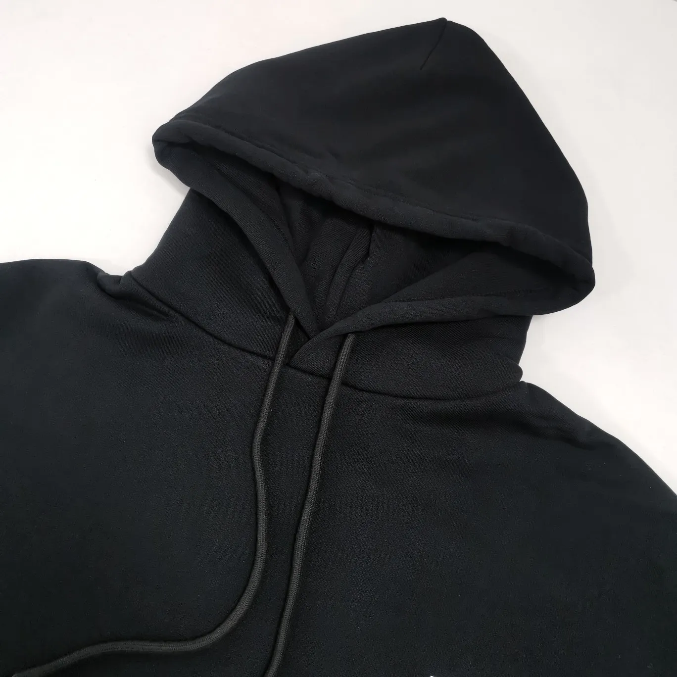 The top version of BALENCIAGA with large LOGO basic letters on the back, pure cotton, loose-fitting, high-end hooded sweatshirt for men and women, the same trendy brand. The god of simplicity in Paris, a volume sought after by many stars. Lisa’s favorite basic short-sleeved Paris style, which has a very high appearance rate. Wear alone, paired with jeans, shorts, and sweatpants, it's a versatile style. Xiaohongshu, a hot item on INS, a must-have for Paris fans.  The printing uses white glue as a base, coupled with Kornit direct injection, which ensures the anchorage of the printing and machine washing without any pressure. However, everyone should pay attention to something. The printing of this model is not thick glue, and the printing surface is not shiny. Please pay attention to the importance of version. Don't make a pattern based on the pictures. If you don't have the original version, you won't be able to make it look one to one like the original version. At most, you can just make a look. It's just a piece of clothing without a soul. The fabric is made of 480g combed cotton terry fabric, and the threads and fabric are custom-woven and dyed in the same style, with no color difference.  A complete set of customized tags, collar tags, washed, plastic bags, and most importantly, a complete set of bags, tag codes, and codes are all authentic.  Color: Black Size: XS-L P:450