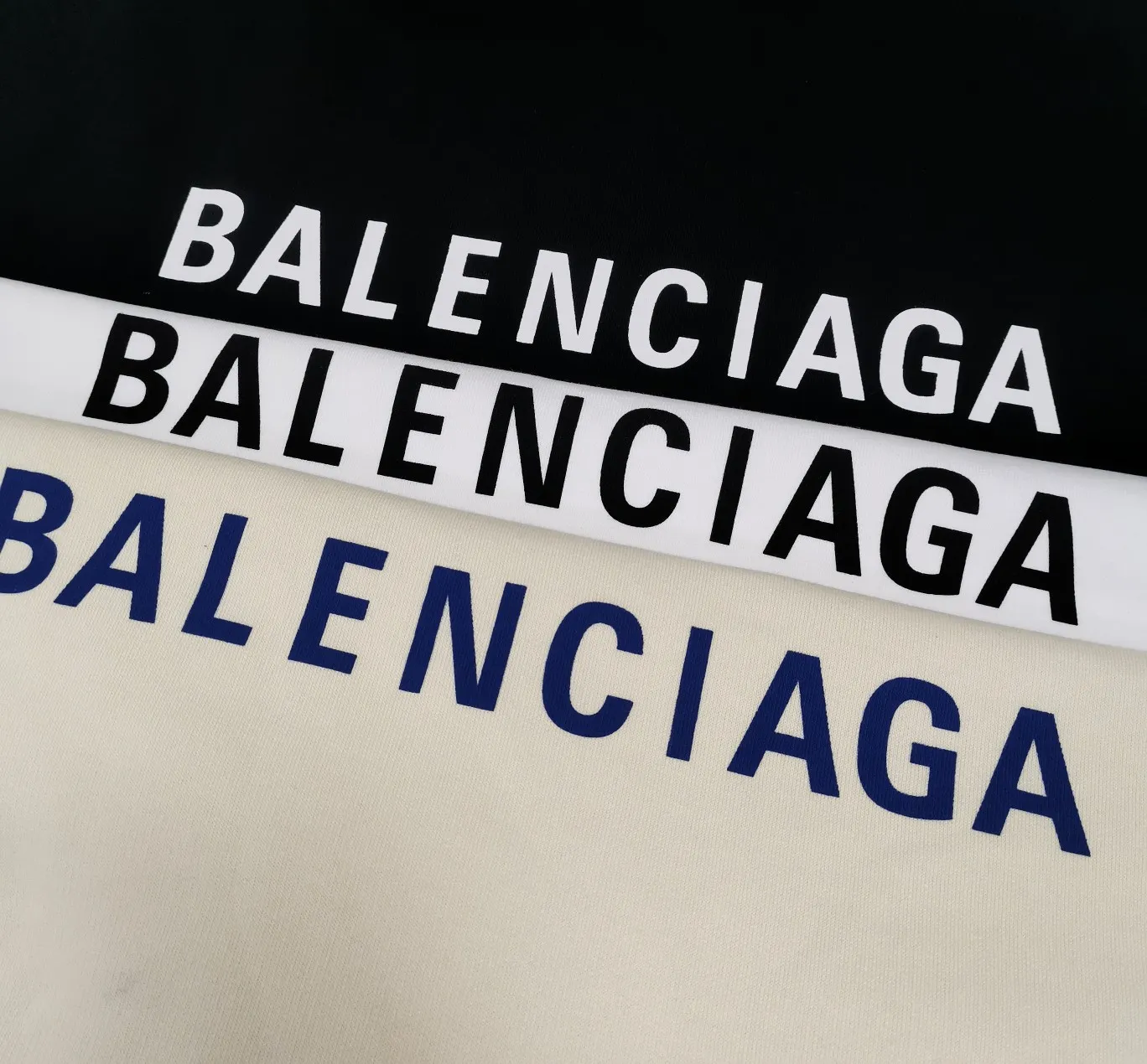 The top version of BALENCIAGA with large LOGO basic letters on the back, pure cotton, loose-fitting, high-end hooded sweatshirt for men and women, the same trendy brand. The god of simplicity in Paris, a volume sought after by many stars. Lisa’s favorite basic short-sleeved Paris style, which has a very high appearance rate. Wear alone, paired with jeans, shorts, and sweatpants, it's a versatile style. Xiaohongshu, a hot item on INS, a must-have for Paris fans.  The printing uses white glue as a base, coupled with Kornit direct injection, which ensures the anchorage of the printing and machine washing without any pressure. However, everyone should pay attention to something. The printing of this model is not thick glue, and the printing surface is not shiny. Please pay attention to the importance of version. Don't make a pattern based on the pictures. If you don't have the original version, you won't be able to make it look one to one like the original version. At most, you can just make a look. It's just a piece of clothing without a soul. The fabric is made of 480g combed cotton terry fabric, and the threads and fabric are custom-woven and dyed in the same style, with no color difference.  A complete set of customized tags, collar tags, washed, plastic bags, and most importantly, a complete set of bags, tag codes, and codes are all authentic.  Color: Black Size: XS-L P:450