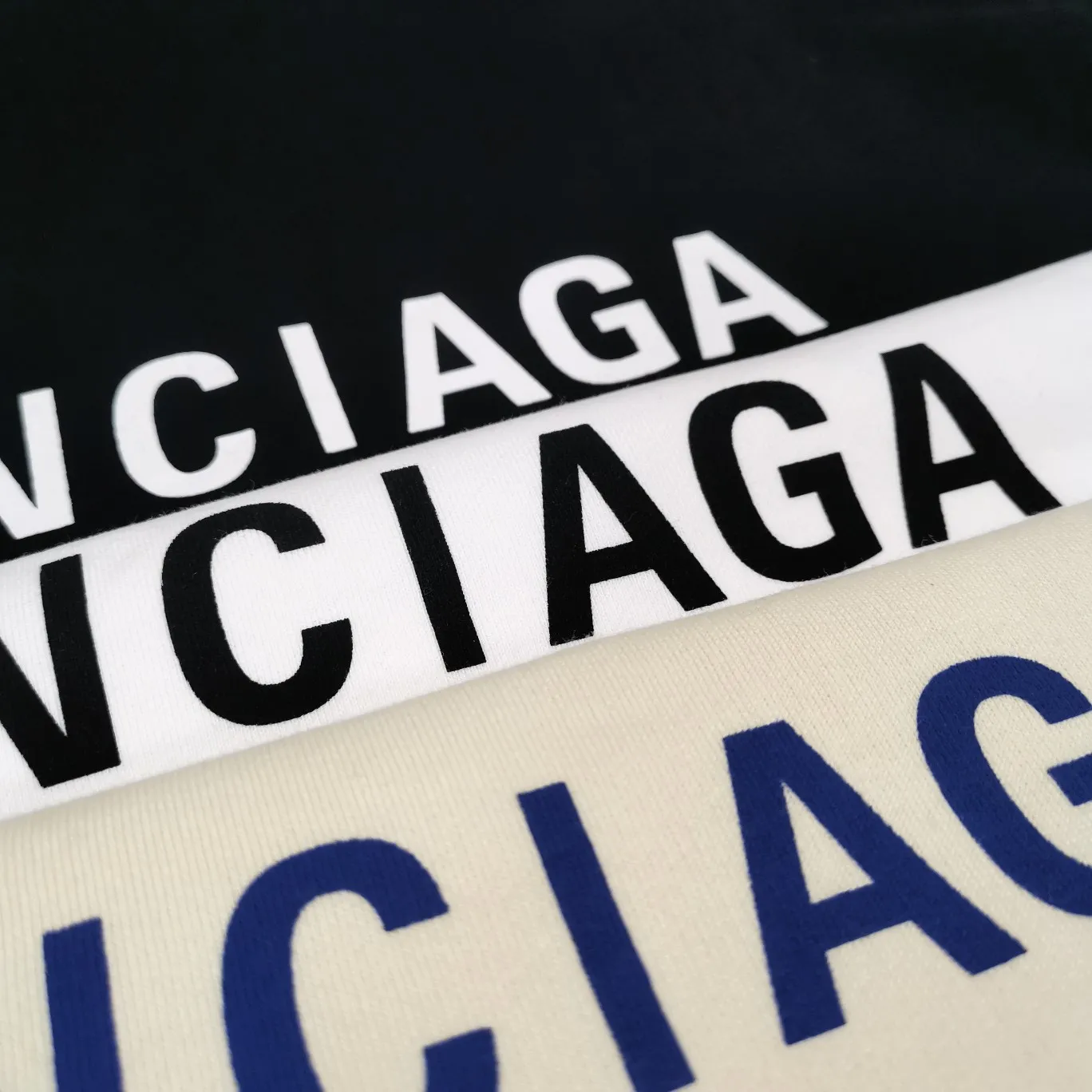 The top version of BALENCIAGA with large LOGO basic letters on the back, pure cotton, loose-fitting, high-end hooded sweatshirt for men and women, the same trendy brand. The god of simplicity in Paris, a volume sought after by many stars. Lisa’s favorite basic short-sleeved Paris style, which has a very high appearance rate. Wear alone, paired with jeans, shorts, and sweatpants, it's a versatile style. Xiaohongshu, a hot item on INS, a must-have for Paris fans.  The printing uses white glue as a base, coupled with Kornit direct injection, which ensures the anchorage of the printing and machine washing without any pressure. However, everyone should pay attention to something. The printing of this model is not thick glue, and the printing surface is not shiny. Please pay attention to the importance of version. Don't make a pattern based on the pictures. If you don't have the original version, you won't be able to make it look one to one like the original version. At most, you can just make a look. It's just a piece of clothing without a soul. The fabric is made of 480g combed cotton terry fabric, and the threads and fabric are custom-woven and dyed in the same style, with no color difference.  A complete set of customized tags, collar tags, washed, plastic bags, and most importantly, a complete set of bags, tag codes, and codes are all authentic.  Color: Black Size: XS-L P:450