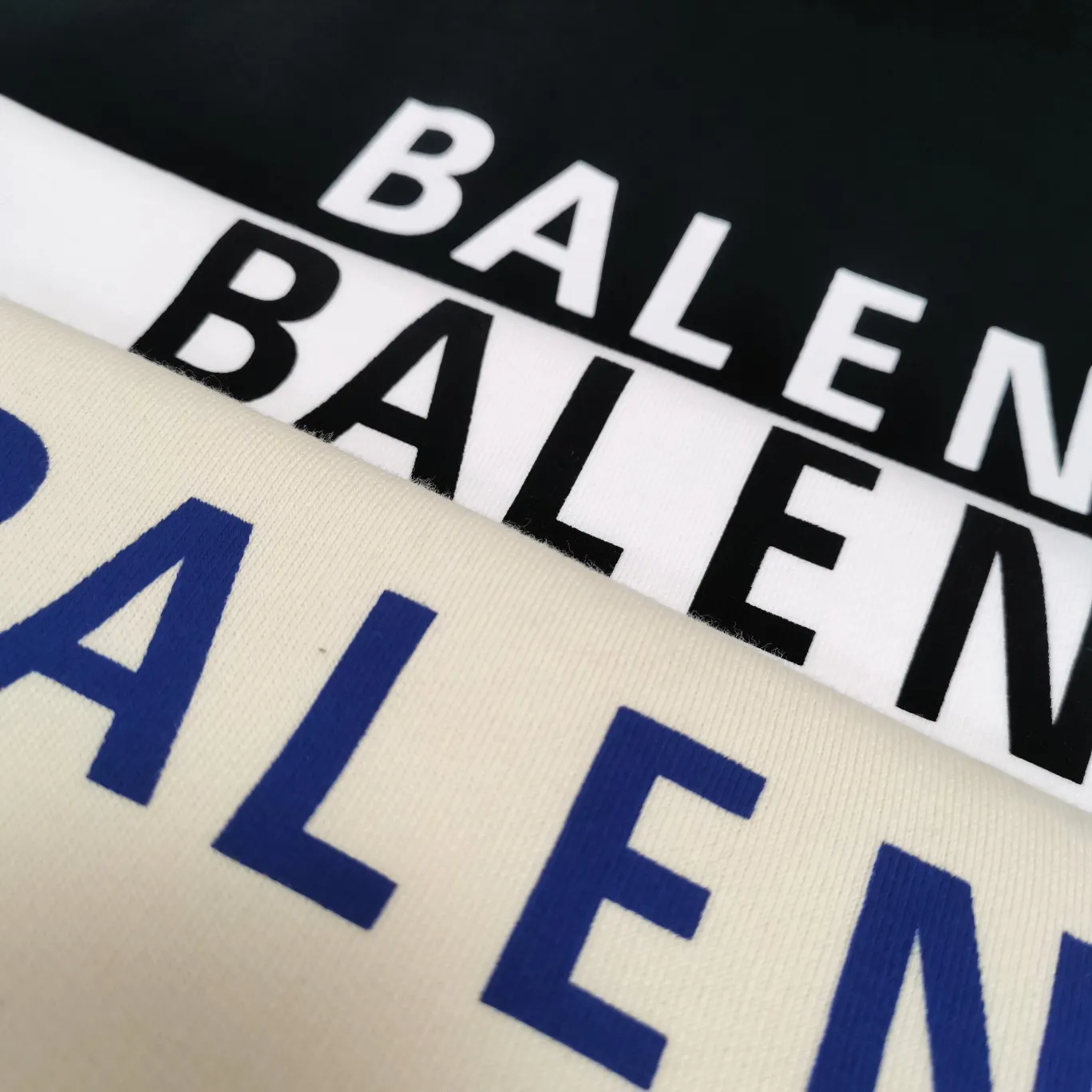 The top version of BALENCIAGA with large LOGO basic letters on the back, pure cotton, loose-fitting, high-end hooded sweatshirt for men and women, the same trendy brand. The god of simplicity in Paris, a volume sought after by many stars. Lisa’s favorite basic short-sleeved Paris style, which has a very high appearance rate. Wear alone, paired with jeans, shorts, and sweatpants, it's a versatile style. Xiaohongshu, a hot item on INS, a must-have for Paris fans.  The printing uses white glue as a base, coupled with Kornit direct injection, which ensures the anchorage of the printing and machine washing without any pressure. However, everyone should pay attention to something. The printing of this model is not thick glue, and the printing surface is not shiny. Please pay attention to the importance of version. Don't make a pattern based on the pictures. If you don't have the original version, you won't be able to make it look one to one like the original version. At most, you can just make a look. It's just a piece of clothing without a soul. The fabric is made of 480g combed cotton terry fabric, and the threads and fabric are custom-woven and dyed in the same style, with no color difference.  A complete set of customized tags, collar tags, washed, plastic bags, and most importantly, a complete set of bags, tag codes, and codes are all authentic.  Color: Black Size: XS-L P:450