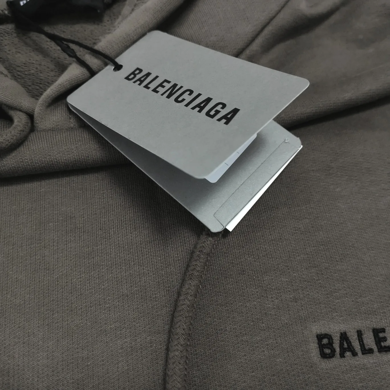 The top version of BALENCIAGA with large LOGO basic letters on the back, pure cotton, loose-fitting, high-end hooded sweatshirt for men and women, the same trendy brand. The god of simplicity in Paris, a volume sought after by many stars. Lisa’s favorite basic short-sleeved Paris style, which has a very high appearance rate. Wear alone, paired with jeans, shorts, and sweatpants, it's a versatile style. Xiaohongshu, a hot item on INS, a must-have for Paris fans.  The printing uses white glue as a base, coupled with Kornit direct injection, which ensures the anchorage of the printing and machine washing without any pressure. However, everyone should pay attention to something. The printing of this model is not thick glue, and the printing surface is not shiny. Please pay attention to the importance of version. Don't make a pattern based on the pictures. If you don't have the original version, you won't be able to make it look one to one like the original version. At most, you can just make a look. It's just a piece of clothing without a soul. The fabric is made of 480g combed cotton terry fabric, and the threads and fabric are custom-woven and dyed in the same style, with no color difference.  A complete set of customized tags, collar tags, washed, plastic bags, and most importantly, a complete set of bags, tag codes, and codes are all authentic.  Color: Black Size: XS-L P:450
