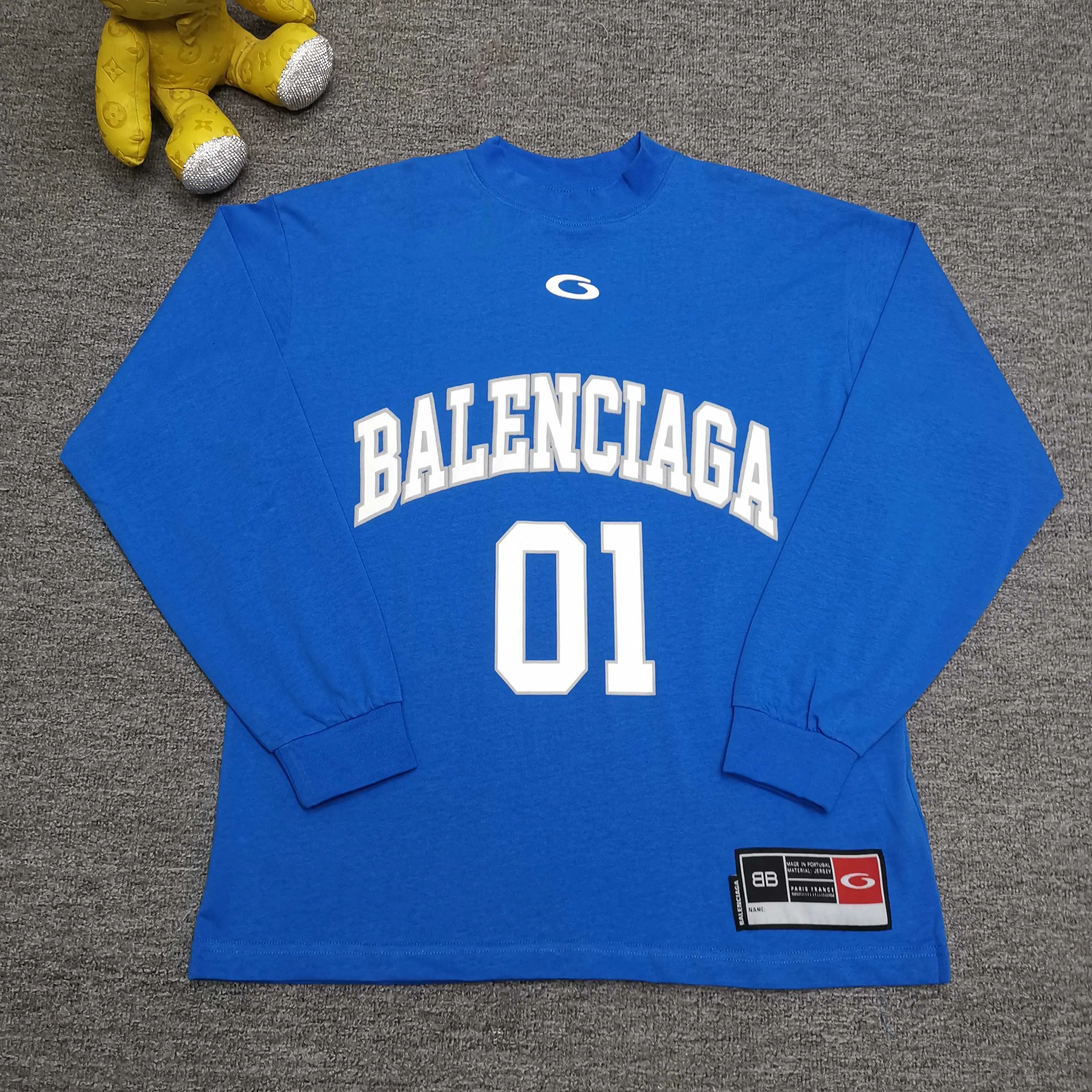 [Top version. Official website quality] BALENCI*GA/Paris.SS25 latest basketball uniform embroidered printed long-sleeved T-shirt. The front embroidery is embroidered and printed using a Tajima computer embroidery machine, the lower left corner is stamped, and the back piece is printed. Brick cabinets are synchronized. Genuine products are developed at the first time. The fabric is made of Paris ZP custom-woven and dyed cotton double yarn. Weighing 260 grams, the cloth surface is clean. The cloth pattern is clear, soft and comfortable. The threads are dyed with no color difference. The printing uses environmentally friendly imported materials, the letters are clear and the effect is three-dimensional. The version adopts OS loose shoulder design. Same style for men and women. Color: black, white, purple, orchid. Size: XS S M L 175
