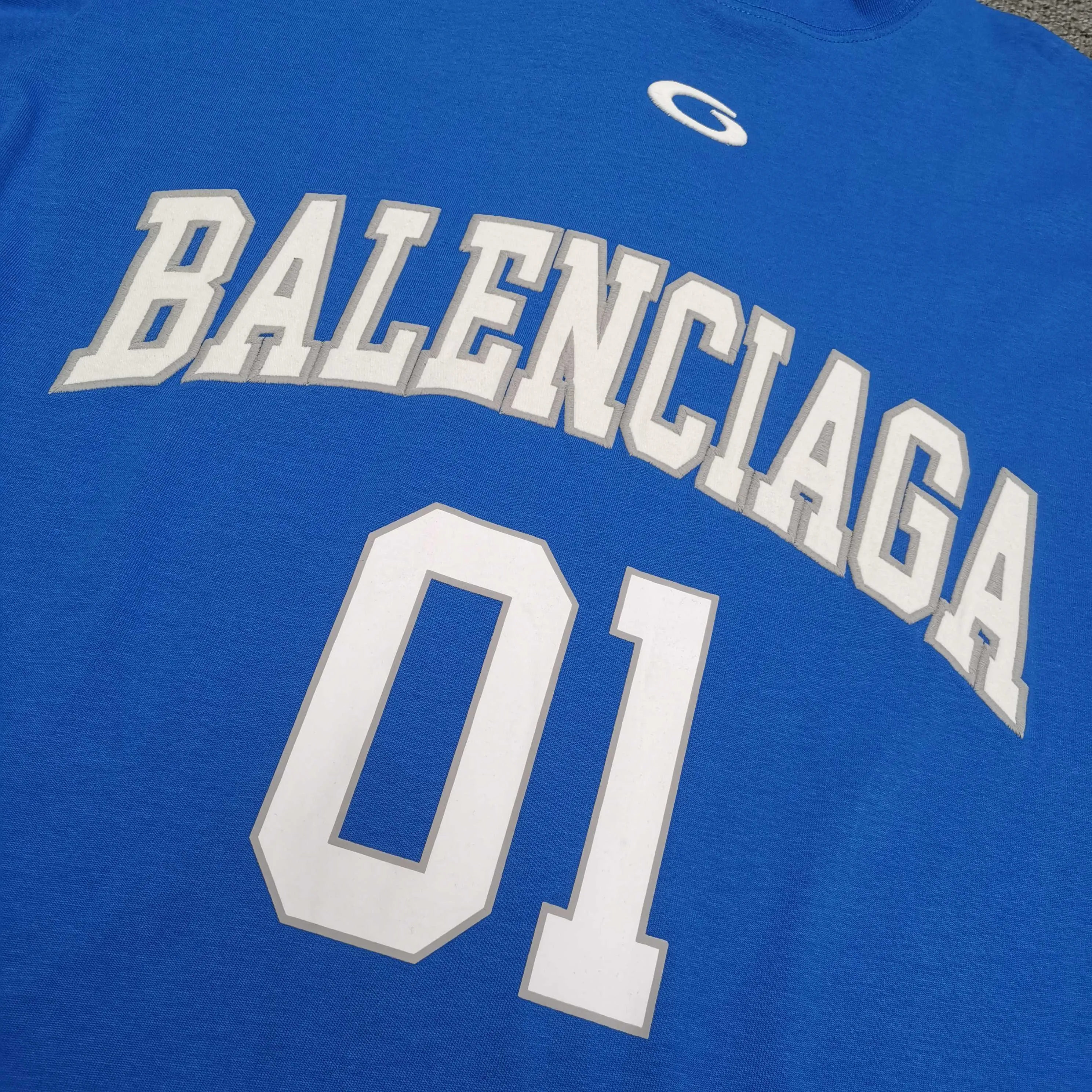 [Top version. Official website quality] BALENCI*GA/Paris.SS25 latest basketball uniform embroidered printed long-sleeved T-shirt. The front embroidery is embroidered and printed using a Tajima computer embroidery machine, the lower left corner is stamped, and the back piece is printed. Brick cabinets are synchronized. Genuine products are developed at the first time. The fabric is made of Paris ZP custom-woven and dyed cotton double yarn. Weighing 260 grams, the cloth surface is clean. The cloth pattern is clear, soft and comfortable. The threads are dyed with no color difference. The printing uses environmentally friendly imported materials, the letters are clear and the effect is three-dimensional. The version adopts OS loose shoulder design. Same style for men and women. Color: black, white, purple, orchid. Size: XS S M L 175