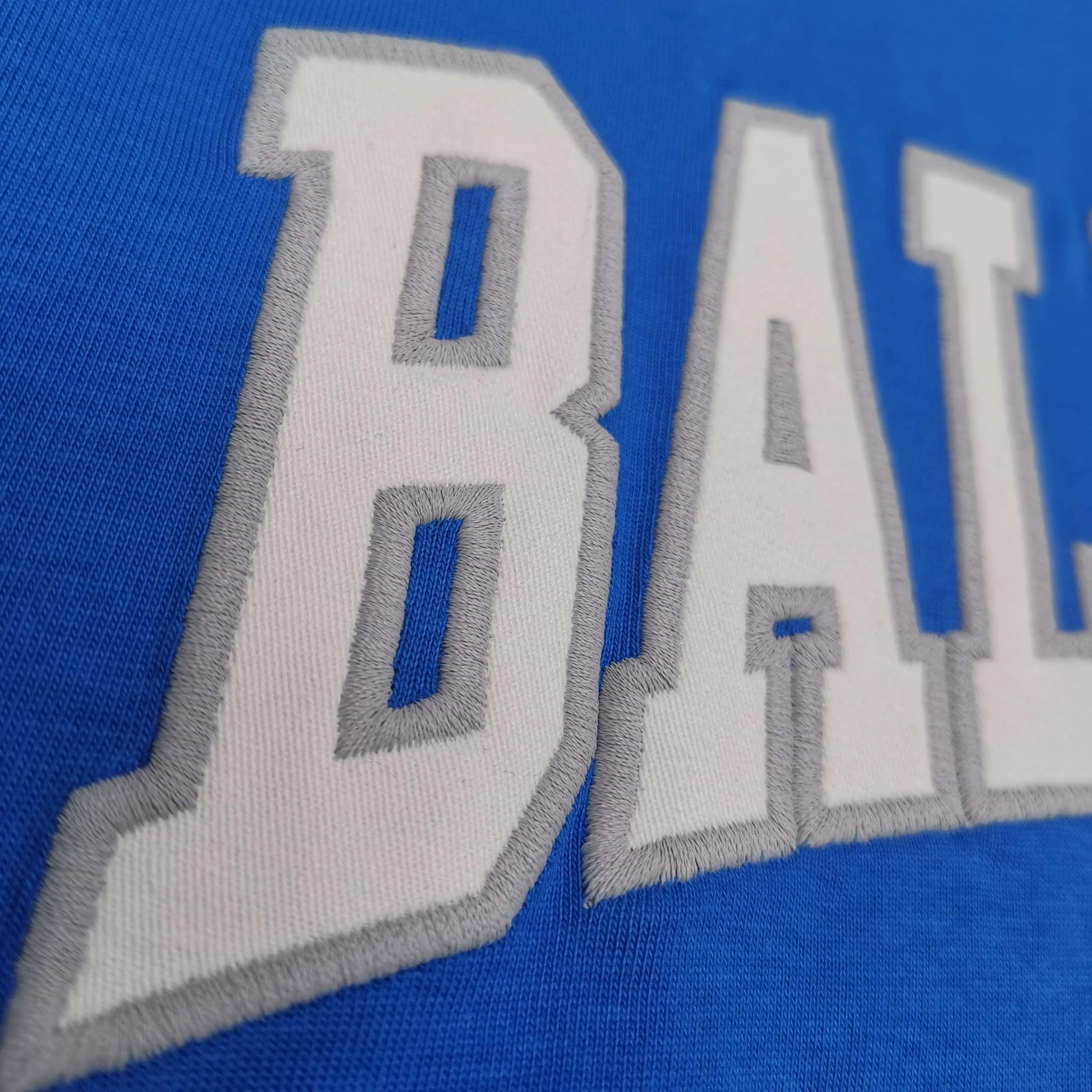 [Top version. Official website quality] BALENCI*GA/Paris.SS25 latest basketball uniform embroidered printed long-sleeved T-shirt. The front embroidery is embroidered and printed using a Tajima computer embroidery machine, the lower left corner is stamped, and the back piece is printed. Brick cabinets are synchronized. Genuine products are developed at the first time. The fabric is made of Paris ZP custom-woven and dyed cotton double yarn. Weighing 260 grams, the cloth surface is clean. The cloth pattern is clear, soft and comfortable. The threads are dyed with no color difference. The printing uses environmentally friendly imported materials, the letters are clear and the effect is three-dimensional. The version adopts OS loose shoulder design. Same style for men and women. Color: black, white, purple, orchid. Size: XS S M L 175