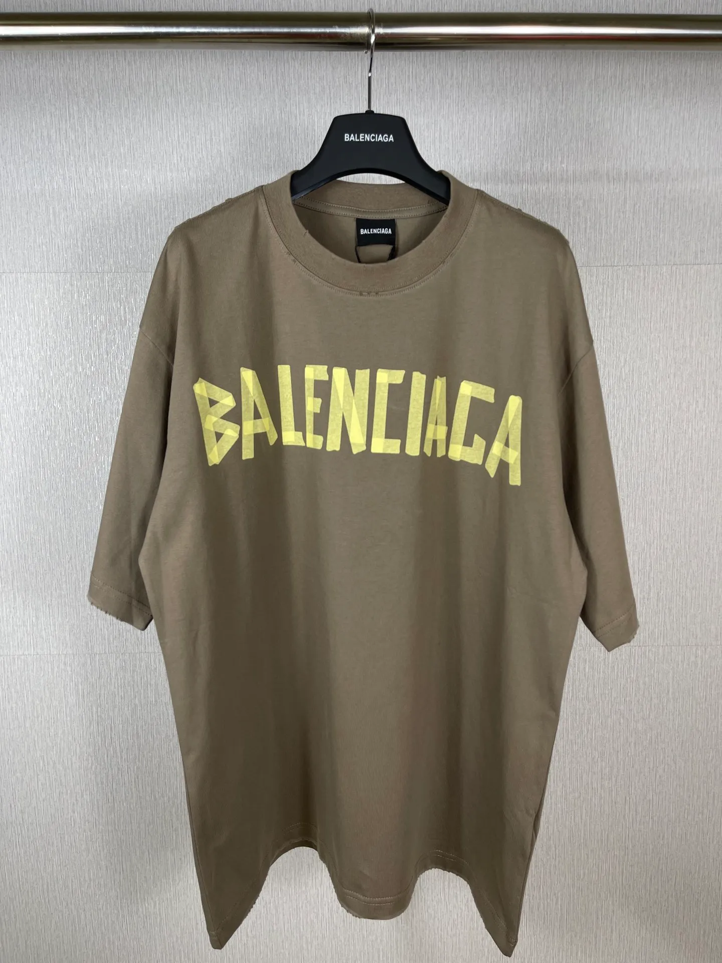 🅿️194 Real photos [Top version. Official website quality] BALENCI*GA/Paris. 23ss latest classic model. Tape pulp printing. Ready-to-wear washed and worn short-sleeved T-shirt. Brick cabinet synchronization. The fabric is made of Paris ZP custom-woven and dyed 100% cotton double yarn compact cotton. The weight is 260 grams, the cloth surface is clean. The cloth pattern is clear, soft and comfortable, and the thread is dyed with no color difference. The classic pattern is printed with environmentally friendly imported materials, and the tape pattern is glued. The letters are clear and the effect is three-dimensional. Restored brick cabinet. The garments were washed and aged, and polished by many hands. Produced by ultra-heavy craftsmanship, the market currency is very different, welcome to compare.                                 Note⚠️ZP is made of iron gray garments that are washed and distressed. Pay attention to the big difference! Welcome to compare! The version adopts OS loose shoulder version. The same style for men and women. Code: BL223089 Color: iron gray, white, fluorescent green, gray blue. Brown, fog blue, beige gray, burgundy, green, floral gray Size: XS S M L