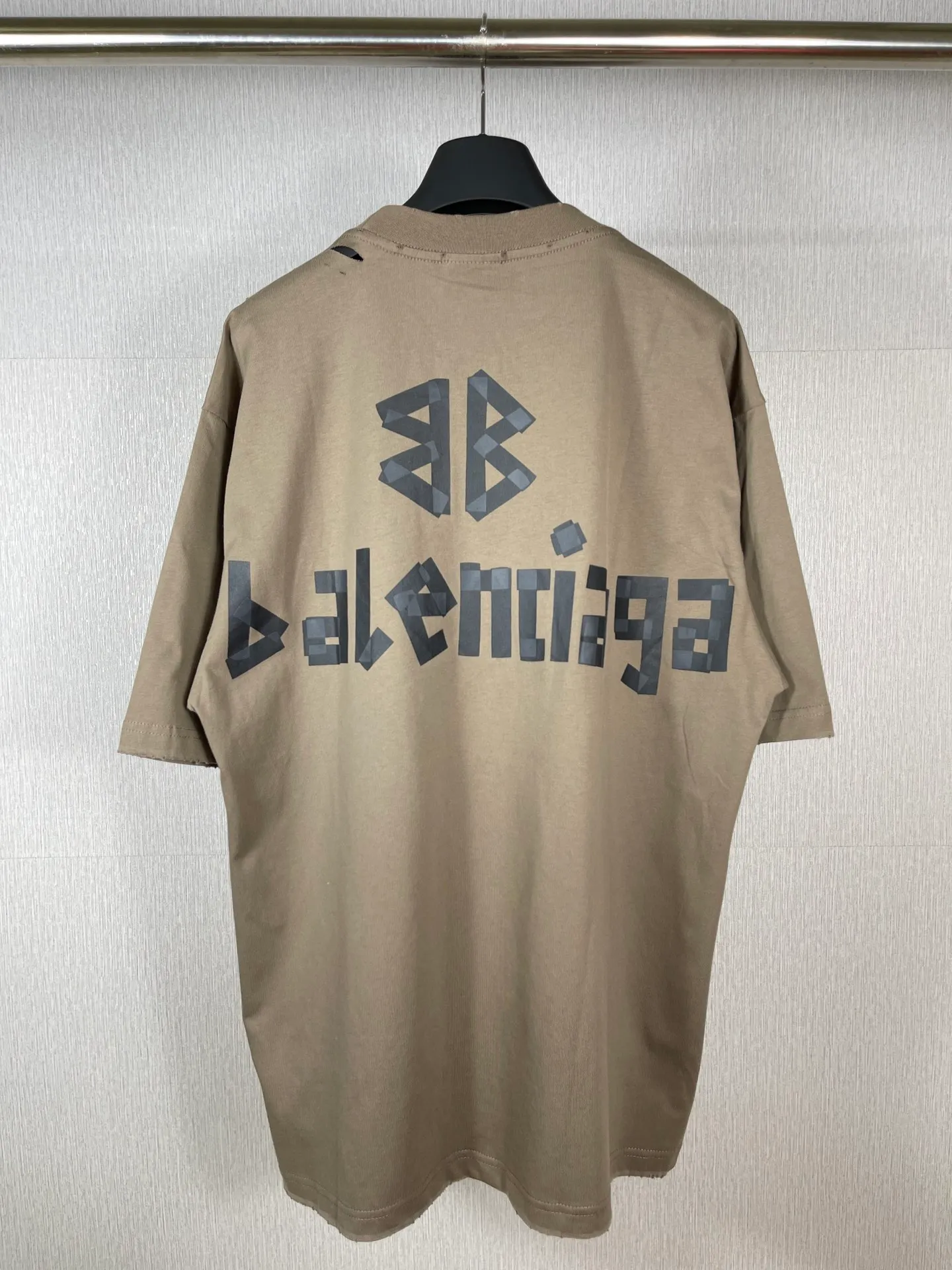 🅿️194 Real photos [Top version. Official website quality] BALENCI*GA/Paris. 23ss latest classic model. Tape pulp printing. Ready-to-wear washed and worn short-sleeved T-shirt. Brick cabinet synchronization. The fabric is made of Paris ZP custom-woven and dyed 100% cotton double yarn compact cotton. The weight is 260 grams, the cloth surface is clean. The cloth pattern is clear, soft and comfortable, and the thread is dyed with no color difference. The classic pattern is printed with environmentally friendly imported materials, and the tape pattern is glued. The letters are clear and the effect is three-dimensional. Restored brick cabinet. The garments were washed and aged, and polished by many hands. Produced by ultra-heavy craftsmanship, the market currency is very different, welcome to compare.                                 Note⚠️ZP is made of iron gray garments that are washed and distressed. Pay attention to the big difference! Welcome to compare! The version adopts OS loose shoulder version. The same style for men and women. Code: BL223089 Color: iron gray, white, fluorescent green, gray blue. Brown, fog blue, beige gray, burgundy, green, floral gray Size: XS S M L