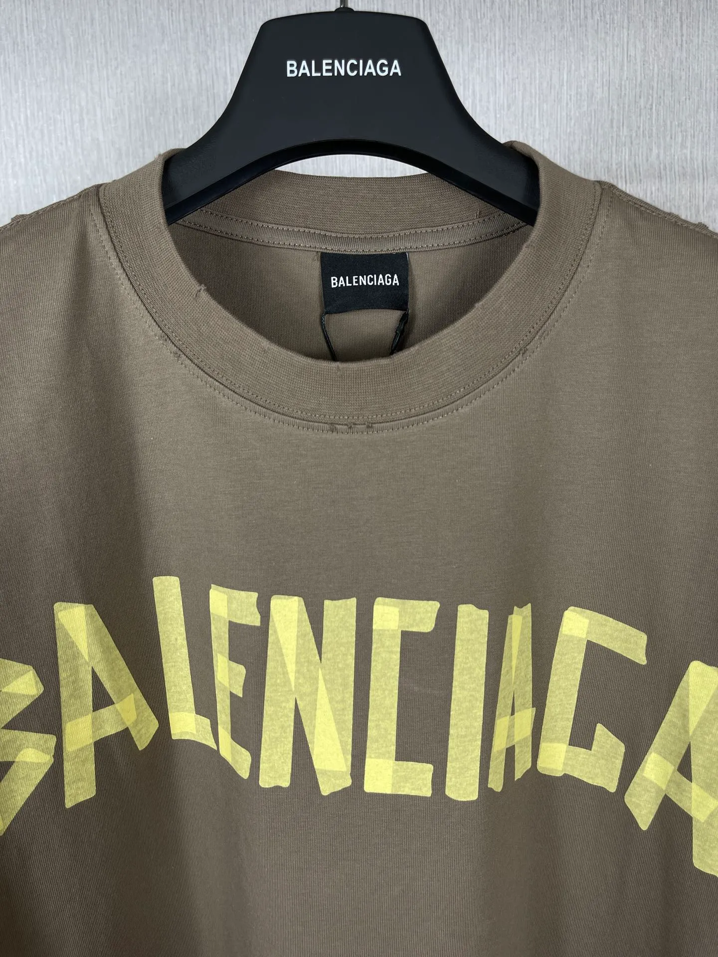 🅿️194 Real photos [Top version. Official website quality] BALENCI*GA/Paris. 23ss latest classic model. Tape pulp printing. Ready-to-wear washed and worn short-sleeved T-shirt. Brick cabinet synchronization. The fabric is made of Paris ZP custom-woven and dyed 100% cotton double yarn compact cotton. The weight is 260 grams, the cloth surface is clean. The cloth pattern is clear, soft and comfortable, and the thread is dyed with no color difference. The classic pattern is printed with environmentally friendly imported materials, and the tape pattern is glued. The letters are clear and the effect is three-dimensional. Restored brick cabinet. The garments were washed and aged, and polished by many hands. Produced by ultra-heavy craftsmanship, the market currency is very different, welcome to compare.                                 Note⚠️ZP is made of iron gray garments that are washed and distressed. Pay attention to the big difference! Welcome to compare! The version adopts OS loose shoulder version. The same style for men and women. Code: BL223089 Color: iron gray, white, fluorescent green, gray blue. Brown, fog blue, beige gray, burgundy, green, floral gray Size: XS S M L