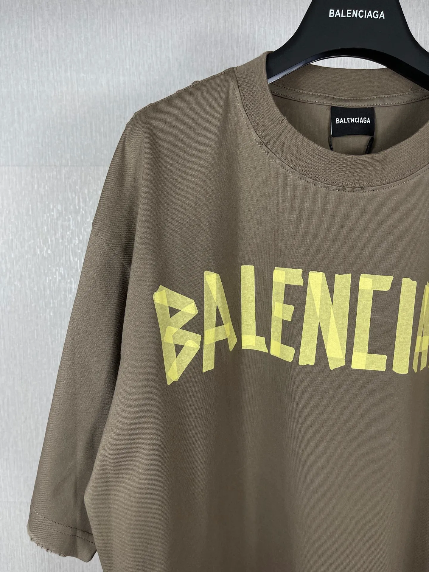 🅿️194 Real photos [Top version. Official website quality] BALENCI*GA/Paris. 23ss latest classic model. Tape pulp printing. Ready-to-wear washed and worn short-sleeved T-shirt. Brick cabinet synchronization. The fabric is made of Paris ZP custom-woven and dyed 100% cotton double yarn compact cotton. The weight is 260 grams, the cloth surface is clean. The cloth pattern is clear, soft and comfortable, and the thread is dyed with no color difference. The classic pattern is printed with environmentally friendly imported materials, and the tape pattern is glued. The letters are clear and the effect is three-dimensional. Restored brick cabinet. The garments were washed and aged, and polished by many hands. Produced by ultra-heavy craftsmanship, the market currency is very different, welcome to compare.                                 Note⚠️ZP is made of iron gray garments that are washed and distressed. Pay attention to the big difference! Welcome to compare! The version adopts OS loose shoulder version. The same style for men and women. Code: BL223089 Color: iron gray, white, fluorescent green, gray blue. Brown, fog blue, beige gray, burgundy, green, floral gray Size: XS S M L