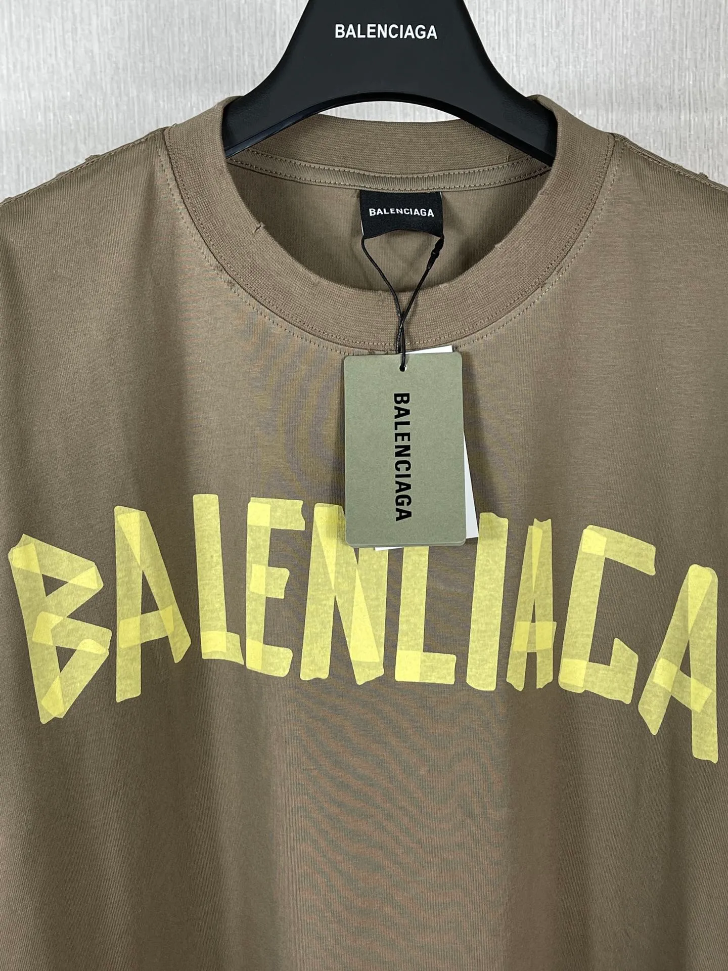 🅿️194 Real photos [Top version. Official website quality] BALENCI*GA/Paris. 23ss latest classic model. Tape pulp printing. Ready-to-wear washed and worn short-sleeved T-shirt. Brick cabinet synchronization. The fabric is made of Paris ZP custom-woven and dyed 100% cotton double yarn compact cotton. The weight is 260 grams, the cloth surface is clean. The cloth pattern is clear, soft and comfortable, and the thread is dyed with no color difference. The classic pattern is printed with environmentally friendly imported materials, and the tape pattern is glued. The letters are clear and the effect is three-dimensional. Restored brick cabinet. The garments were washed and aged, and polished by many hands. Produced by ultra-heavy craftsmanship, the market currency is very different, welcome to compare.                                 Note⚠️ZP is made of iron gray garments that are washed and distressed. Pay attention to the big difference! Welcome to compare! The version adopts OS loose shoulder version. The same style for men and women. Code: BL223089 Color: iron gray, white, fluorescent green, gray blue. Brown, fog blue, beige gray, burgundy, green, floral gray Size: XS S M L