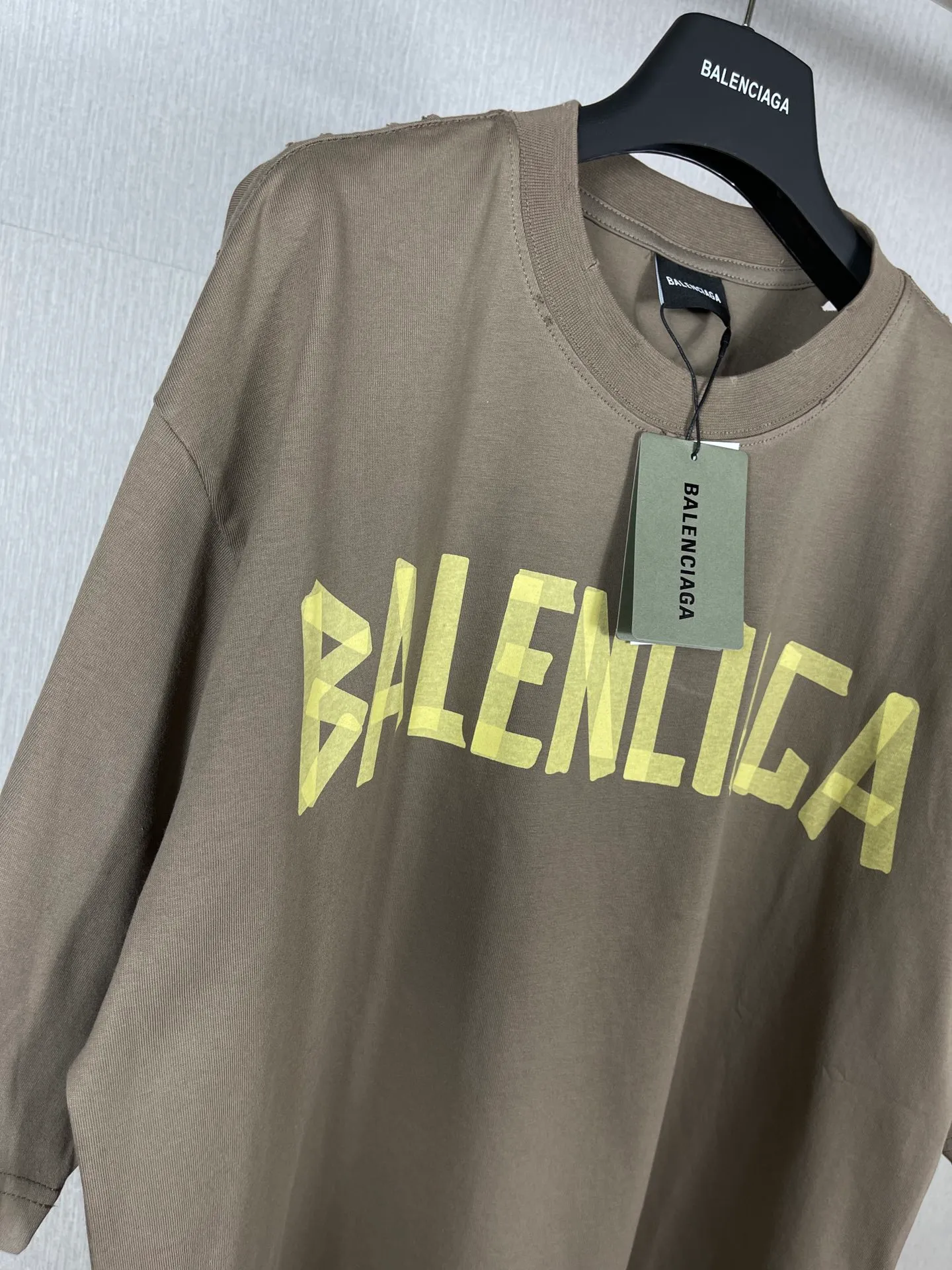 🅿️194 Real photos [Top version. Official website quality] BALENCI*GA/Paris. 23ss latest classic model. Tape pulp printing. Ready-to-wear washed and worn short-sleeved T-shirt. Brick cabinet synchronization. The fabric is made of Paris ZP custom-woven and dyed 100% cotton double yarn compact cotton. The weight is 260 grams, the cloth surface is clean. The cloth pattern is clear, soft and comfortable, and the thread is dyed with no color difference. The classic pattern is printed with environmentally friendly imported materials, and the tape pattern is glued. The letters are clear and the effect is three-dimensional. Restored brick cabinet. The garments were washed and aged, and polished by many hands. Produced by ultra-heavy craftsmanship, the market currency is very different, welcome to compare.                                 Note⚠️ZP is made of iron gray garments that are washed and distressed. Pay attention to the big difference! Welcome to compare! The version adopts OS loose shoulder version. The same style for men and women. Code: BL223089 Color: iron gray, white, fluorescent green, gray blue. Brown, fog blue, beige gray, burgundy, green, floral gray Size: XS S M L