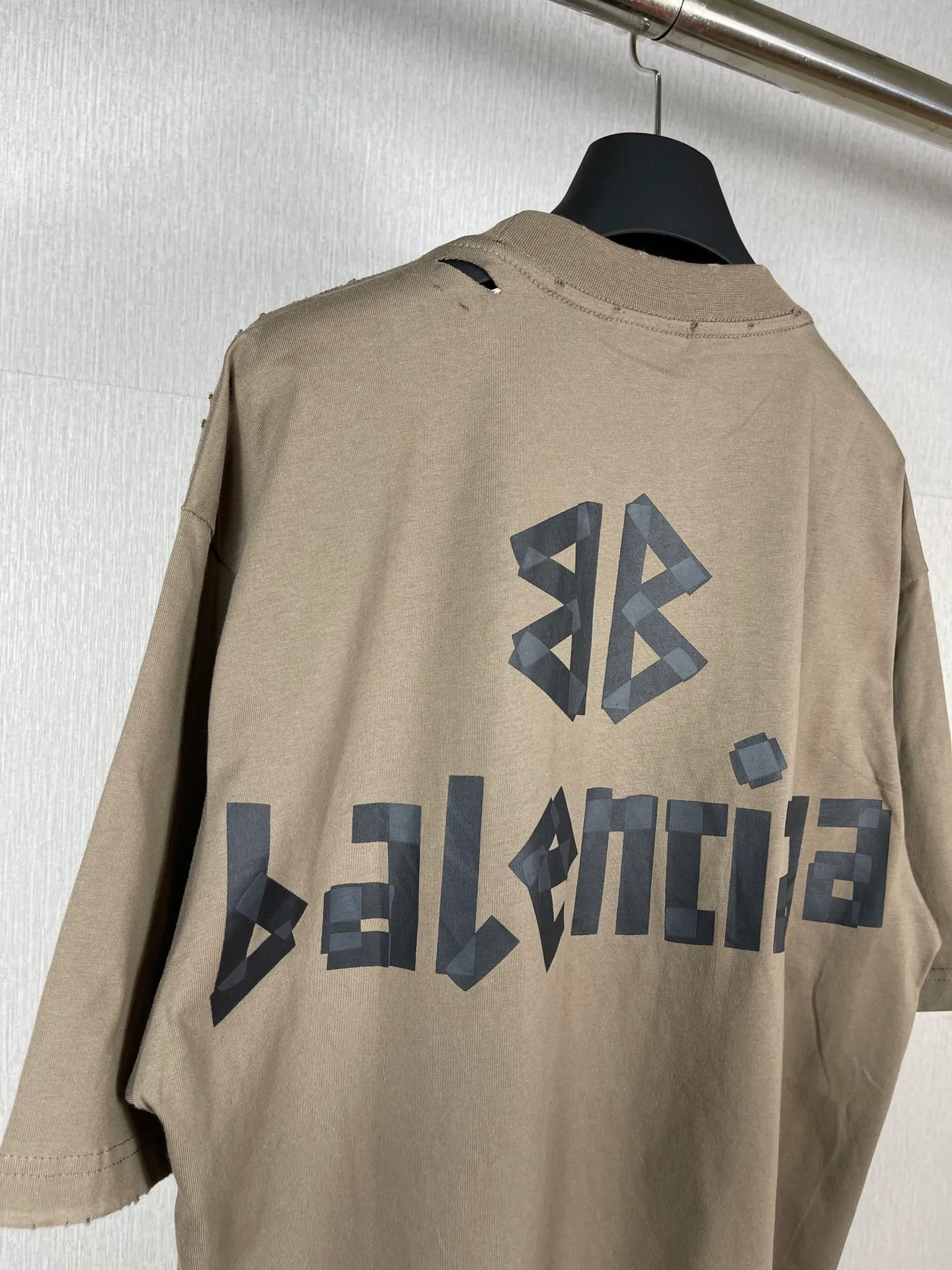 🅿️194 Real photos [Top version. Official website quality] BALENCI*GA/Paris. 23ss latest classic model. Tape pulp printing. Ready-to-wear washed and worn short-sleeved T-shirt. Brick cabinet synchronization. The fabric is made of Paris ZP custom-woven and dyed 100% cotton double yarn compact cotton. The weight is 260 grams, the cloth surface is clean. The cloth pattern is clear, soft and comfortable, and the thread is dyed with no color difference. The classic pattern is printed with environmentally friendly imported materials, and the tape pattern is glued. The letters are clear and the effect is three-dimensional. Restored brick cabinet. The garments were washed and aged, and polished by many hands. Produced by ultra-heavy craftsmanship, the market currency is very different, welcome to compare.                                 Note⚠️ZP is made of iron gray garments that are washed and distressed. Pay attention to the big difference! Welcome to compare! The version adopts OS loose shoulder version. The same style for men and women. Code: BL223089 Color: iron gray, white, fluorescent green, gray blue. Brown, fog blue, beige gray, burgundy, green, floral gray Size: XS S M L