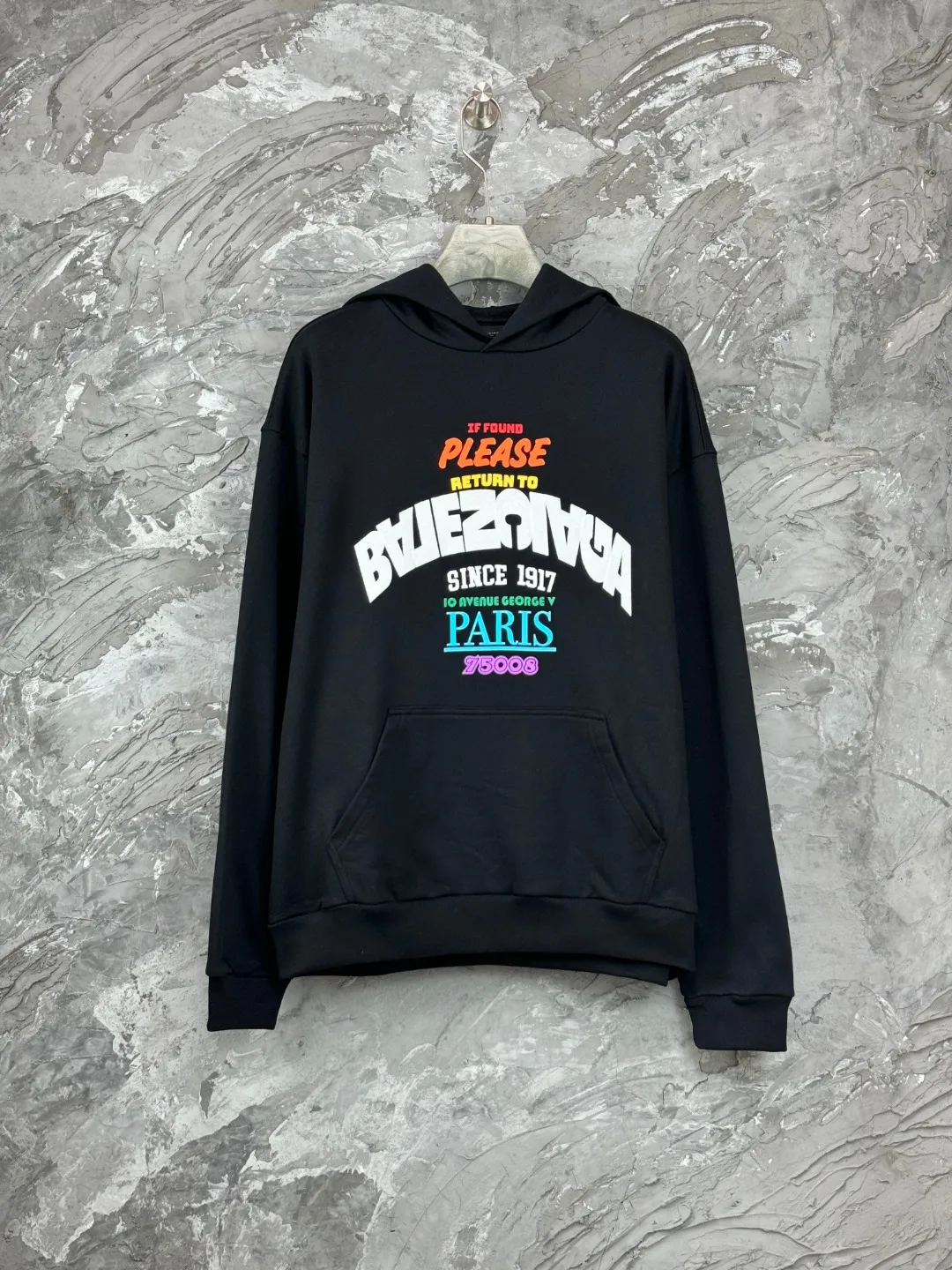 🅿️350 BALENCI*GA Paris inverted LOGO style hooded sweatshirt. The front embroidery uses imported Tajima embroidery machines and environmentally friendly glue color printing technology. Customized matching hardware. The letters are clear. The effect is three-dimensional. Exclusively matched to the pattern, woven and dyed 460g fabric. Threads are dyed in the same vat with zero color difference. Brick cabinet synchronization. Welcome to compare. Same style for men and women -Color: black -SIZE: Xs S M L Style number 8988#