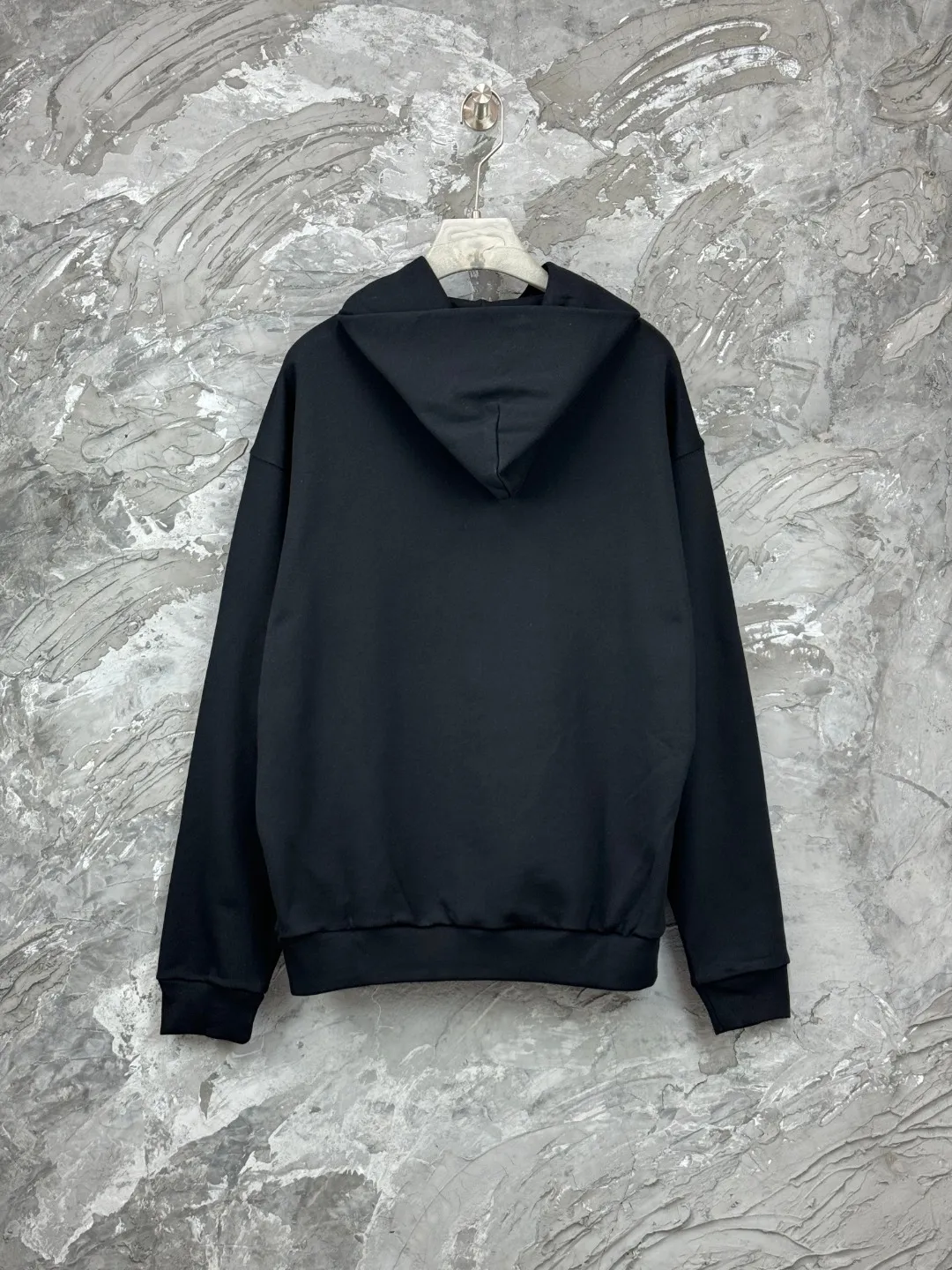 🅿️350 BALENCI*GA Paris inverted LOGO style hooded sweatshirt. The front embroidery uses imported Tajima embroidery machines and environmentally friendly glue color printing technology. Customized matching hardware. The letters are clear. The effect is three-dimensional. Exclusively matched to the pattern, woven and dyed 460g fabric. Threads are dyed in the same vat with zero color difference. Brick cabinet synchronization. Welcome to compare. Same style for men and women -Color: black -SIZE: Xs S M L Style number 8988#