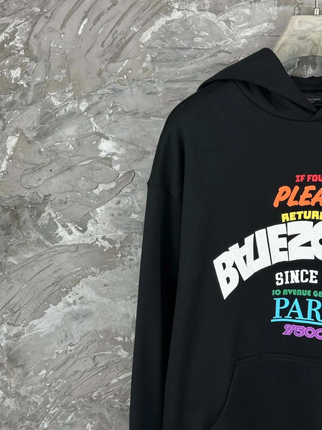 🅿️350 BALENCI*GA Paris inverted LOGO style hooded sweatshirt. The front embroidery uses imported Tajima embroidery machines and environmentally friendly glue color printing technology. Customized matching hardware. The letters are clear. The effect is three-dimensional. Exclusively matched to the pattern, woven and dyed 460g fabric. Threads are dyed in the same vat with zero color difference. Brick cabinet synchronization. Welcome to compare. Same style for men and women -Color: black -SIZE: Xs S M L Style number 8988#