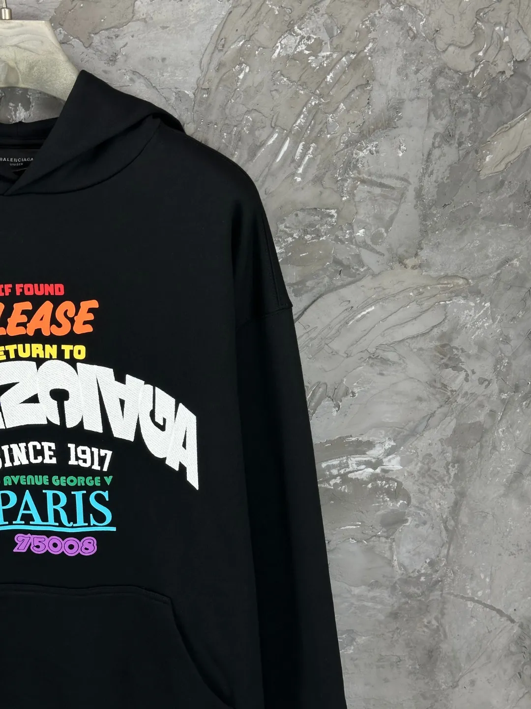 🅿️350 BALENCI*GA Paris inverted LOGO style hooded sweatshirt. The front embroidery uses imported Tajima embroidery machines and environmentally friendly glue color printing technology. Customized matching hardware. The letters are clear. The effect is three-dimensional. Exclusively matched to the pattern, woven and dyed 460g fabric. Threads are dyed in the same vat with zero color difference. Brick cabinet synchronization. Welcome to compare. Same style for men and women -Color: black -SIZE: Xs S M L Style number 8988#