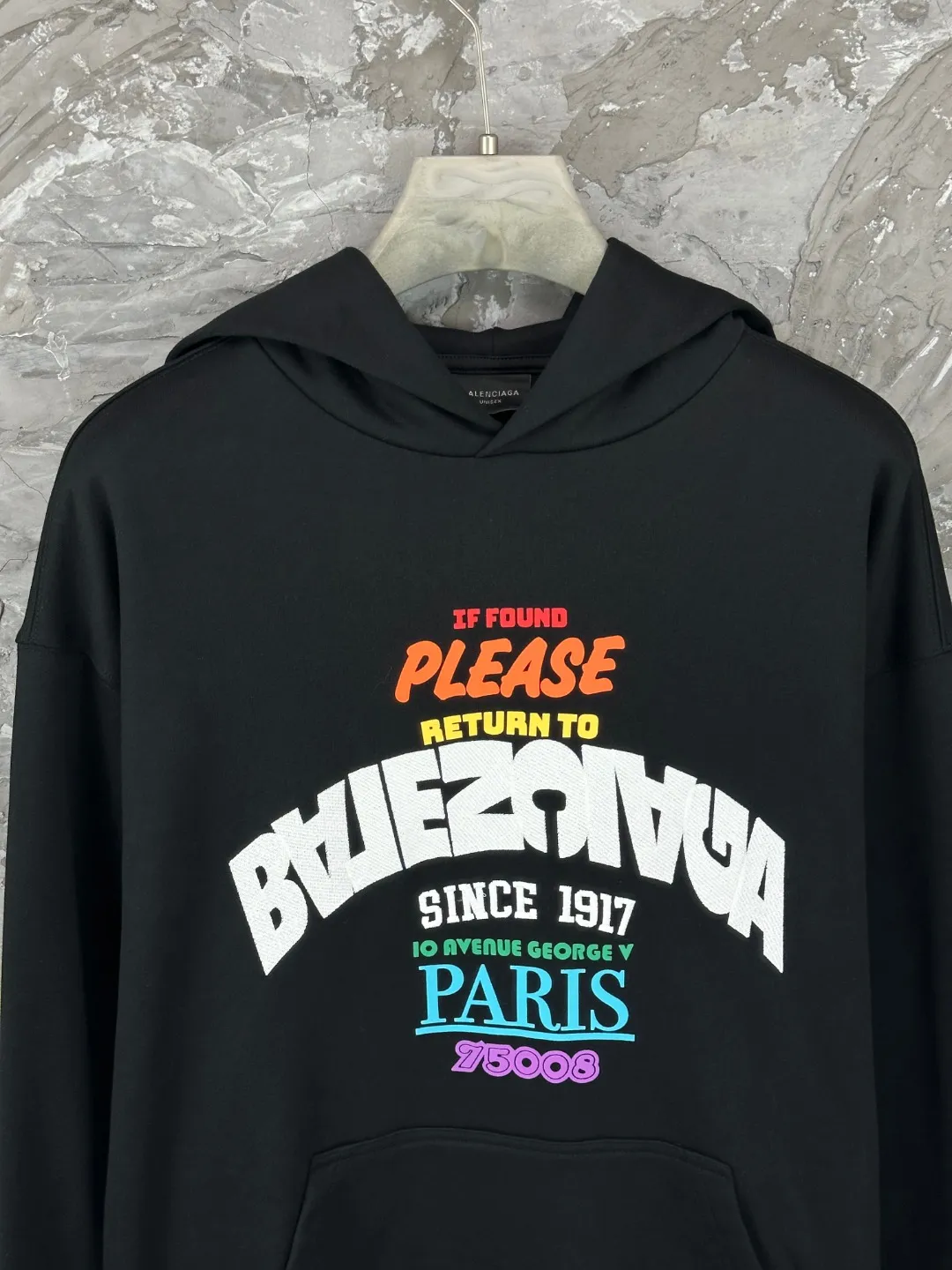 🅿️350 BALENCI*GA Paris inverted LOGO style hooded sweatshirt. The front embroidery uses imported Tajima embroidery machines and environmentally friendly glue color printing technology. Customized matching hardware. The letters are clear. The effect is three-dimensional. Exclusively matched to the pattern, woven and dyed 460g fabric. Threads are dyed in the same vat with zero color difference. Brick cabinet synchronization. Welcome to compare. Same style for men and women -Color: black -SIZE: Xs S M L Style number 8988#