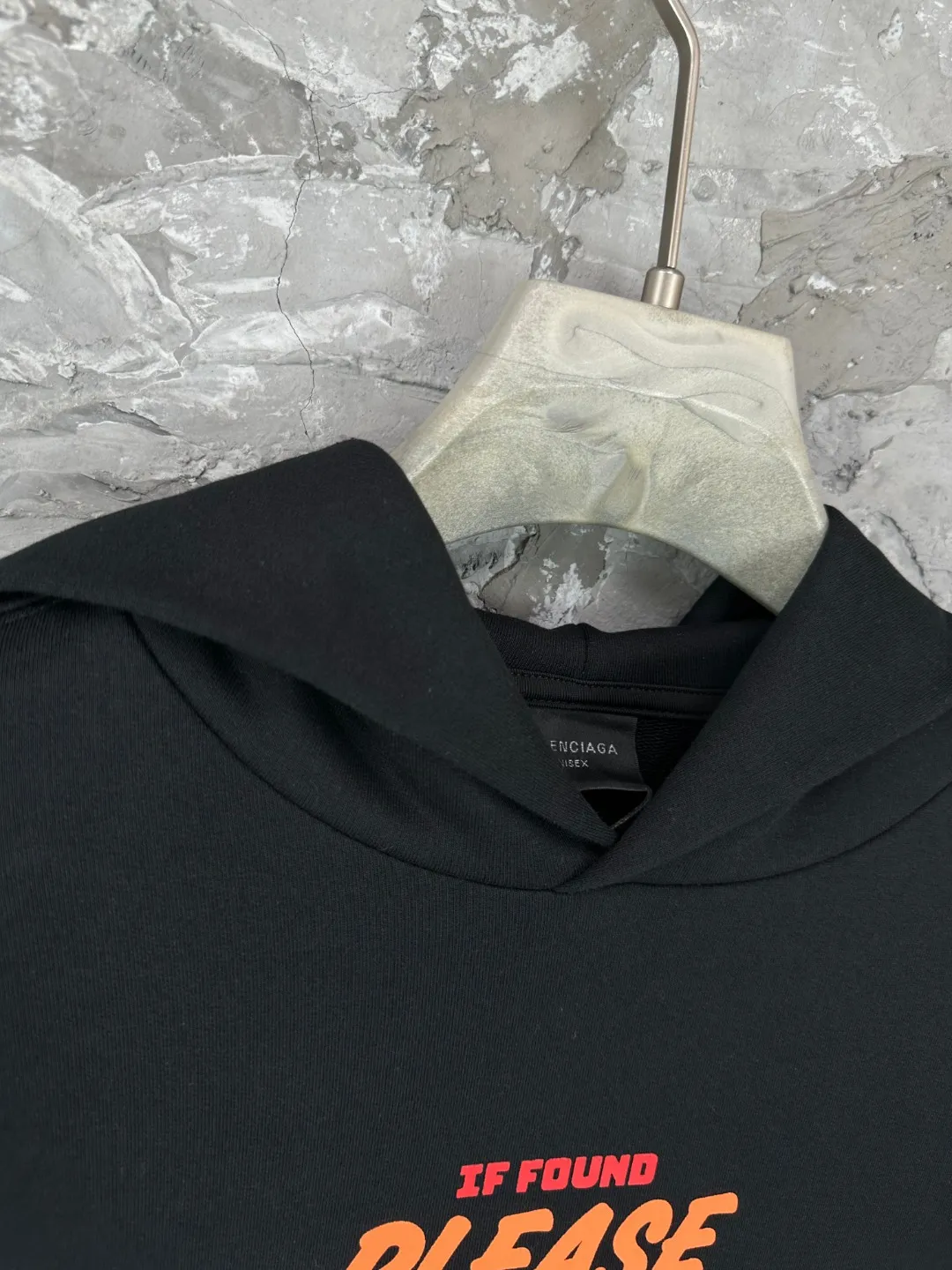🅿️350 BALENCI*GA Paris inverted LOGO style hooded sweatshirt. The front embroidery uses imported Tajima embroidery machines and environmentally friendly glue color printing technology. Customized matching hardware. The letters are clear. The effect is three-dimensional. Exclusively matched to the pattern, woven and dyed 460g fabric. Threads are dyed in the same vat with zero color difference. Brick cabinet synchronization. Welcome to compare. Same style for men and women -Color: black -SIZE: Xs S M L Style number 8988#