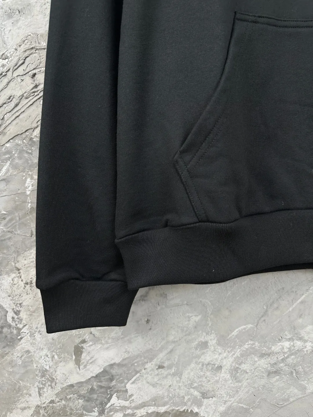 🅿️350 BALENCI*GA Paris inverted LOGO style hooded sweatshirt. The front embroidery uses imported Tajima embroidery machines and environmentally friendly glue color printing technology. Customized matching hardware. The letters are clear. The effect is three-dimensional. Exclusively matched to the pattern, woven and dyed 460g fabric. Threads are dyed in the same vat with zero color difference. Brick cabinet synchronization. Welcome to compare. Same style for men and women -Color: black -SIZE: Xs S M L Style number 8988#