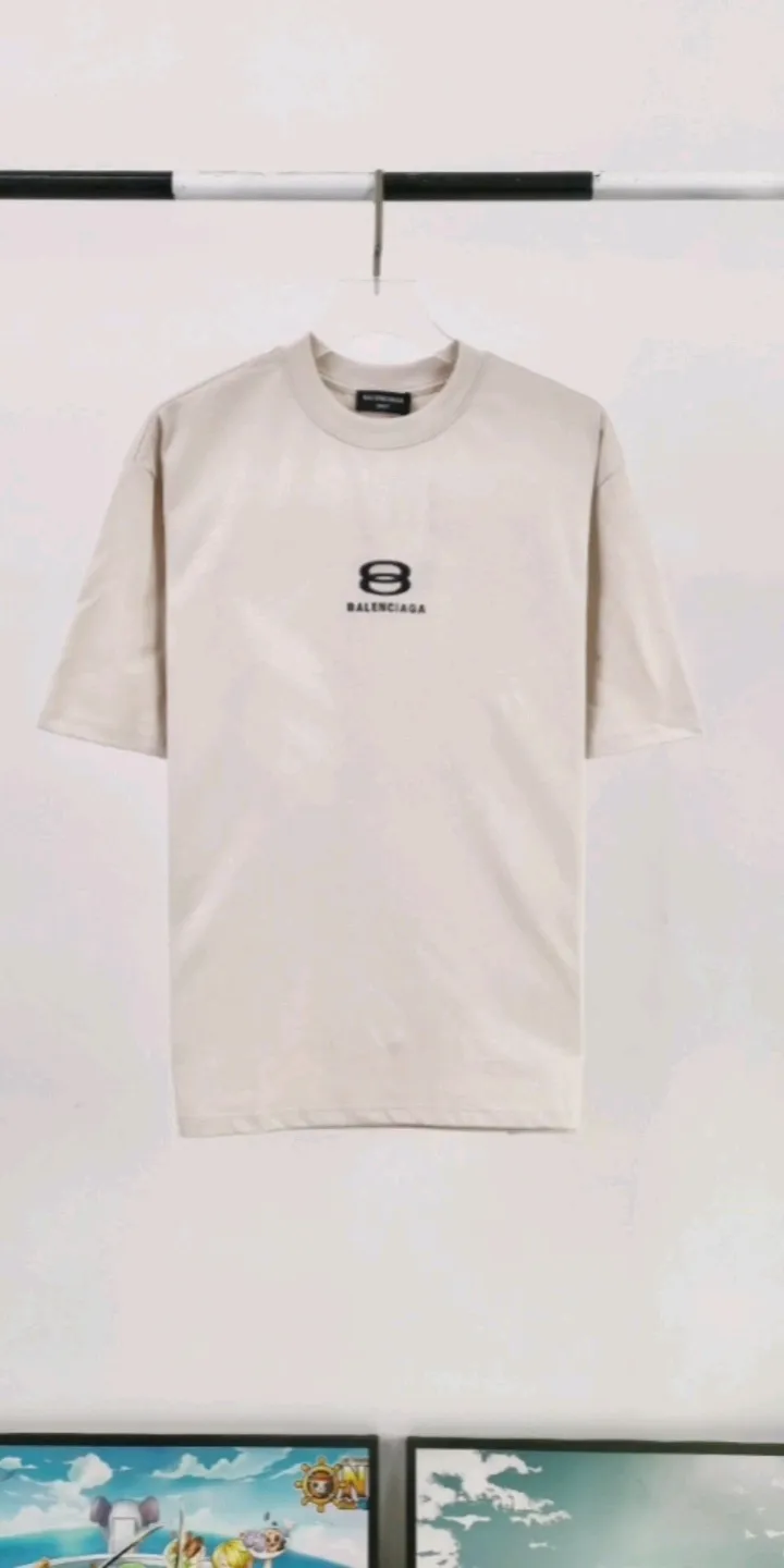 Real shot of the video————The top tested version of Balenciaga BALENCIAGA double-ring embroidery ski limited to male and female couples celebrity same style pure cotton short-sleeved T-shirt BEHRINGER embroidery technology, environmentally friendly series! The embroidery is meticulous and detailed! The font is full and the texture is clear! The fabric is made of 280g high-count double-yarn pure cotton, polyester-free, and absolutely no pilling! Size: XS-L Color: Off-white Taro Purple P:250