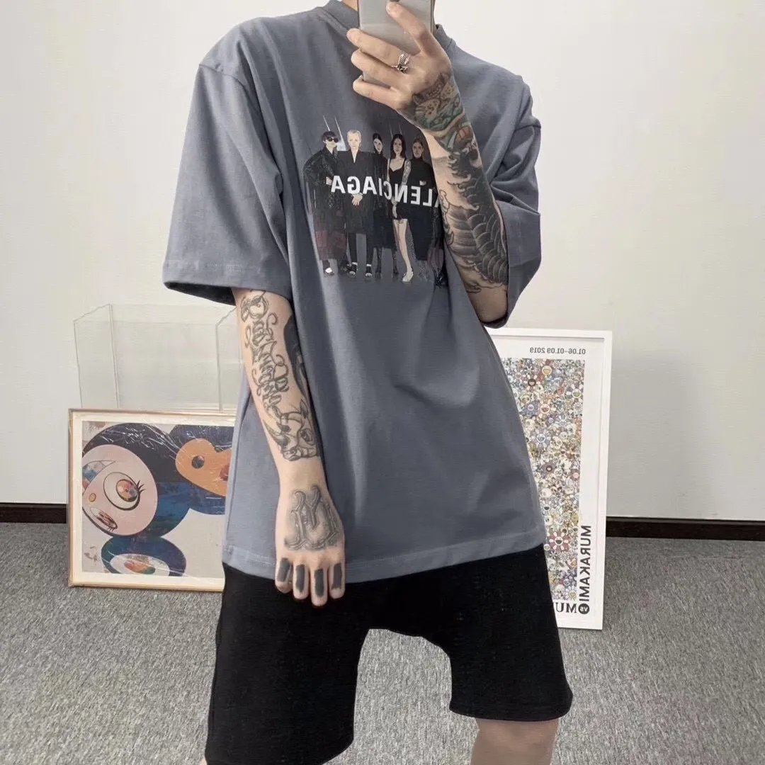 ♻️💯Upper body reference model picture❤️[Top version] BALENCIAGA Paris Brick Cabinet Hot Sale Model Tiantuan Band Portrait Round Neck Short Sleeve # Original real shot tile detail picture‼ ️ Exclusive custom-woven 280g 32S double-yarn pure cotton material. The fabric is comfortable and soft. The large-area portrait pattern on the front adopts imported top anti-Kangli digital direct-injection printing technology (printing can achieve face recognition). Thread closing. Precision knitting. Double-layer fabric. Good closing effect. Hem is sewn with double stitching. OS loose version. Same style for men and women. Size: XS-L. Color: band gray. P:250.
