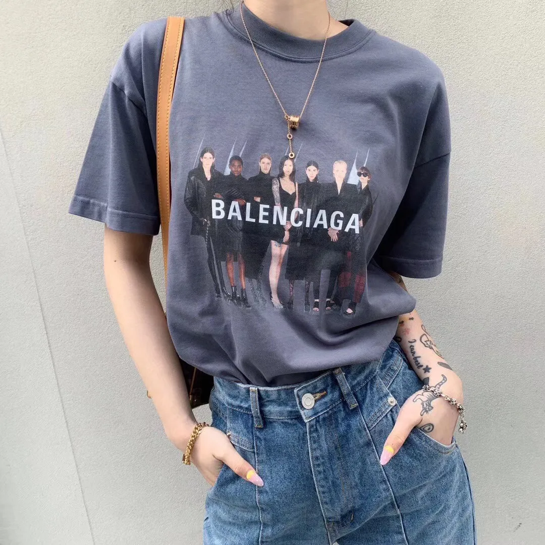 ♻️💯Upper body reference model picture❤️[Top version] BALENCIAGA Paris Brick Cabinet Hot Sale Model Tiantuan Band Portrait Round Neck Short Sleeve # Original real shot tile detail picture‼ ️ Exclusive custom-woven 280g 32S double-yarn pure cotton material. The fabric is comfortable and soft. The large-area portrait pattern on the front adopts imported top anti-Kangli digital direct-injection printing technology (printing can achieve face recognition). Thread closing. Precision knitting. Double-layer fabric. Good closing effect. Hem is sewn with double stitching. OS loose version. Same style for men and women. Size: XS-L. Color: band gray. P:250.