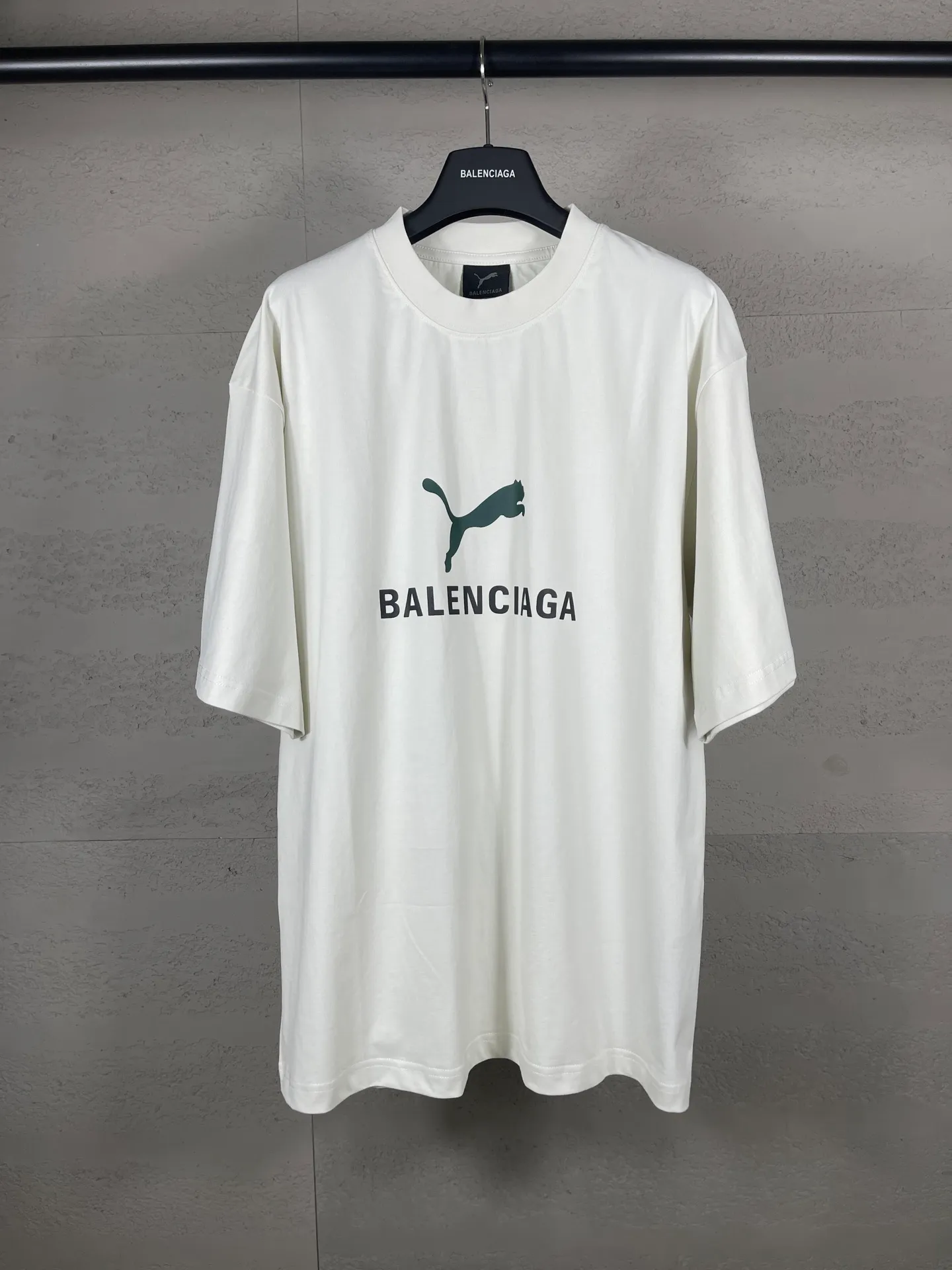 🅿️180 real photos [Top version. Official website quality] BALENCI*GA/26 new model. Paris co-branded puma series front printed washed short-sleeved T-shirt # SS26 latest model. Research and development at the first time, different market currencies. Comparisons welcome. The fabric is made of Paris ZP custom-woven and dyed cotton double yarn. Weighing 260 grams, the cloth surface is clean. The cloth pattern is clear, soft and comfortable. The threads are dyed with no color difference. The printing uses environmentally friendly imported rubber paddles, with clear letters and no burrs. Strong three-dimensional effect. Garment washing water. Jubie market currency. Welcome to compare. The version adopts OS loose shoulder design. Same style for men and women. Code: BL253716 Color: washed black, red, off-white Size: XS S M L