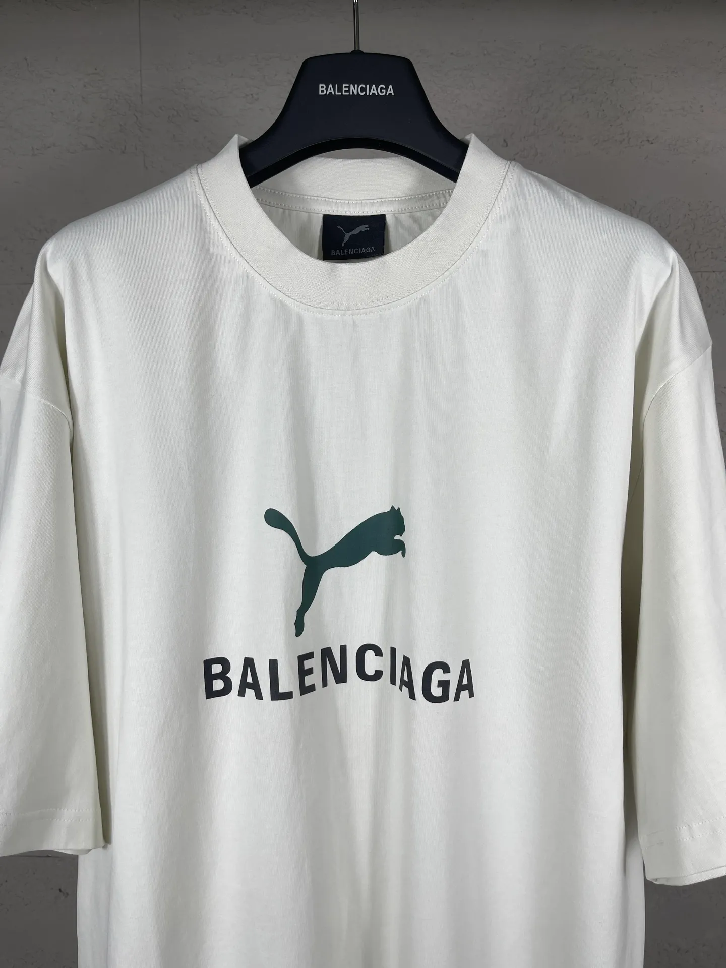 🅿️180 real photos [Top version. Official website quality] BALENCI*GA/26 new model. Paris co-branded puma series front printed washed short-sleeved T-shirt # SS26 latest model. Research and development at the first time, different market currencies. Comparisons welcome. The fabric is made of Paris ZP custom-woven and dyed cotton double yarn. Weighing 260 grams, the cloth surface is clean. The cloth pattern is clear, soft and comfortable. The threads are dyed with no color difference. The printing uses environmentally friendly imported rubber paddles, with clear letters and no burrs. Strong three-dimensional effect. Garment washing water. Jubie market currency. Welcome to compare. The version adopts OS loose shoulder design. Same style for men and women. Code: BL253716 Color: washed black, red, off-white Size: XS S M L