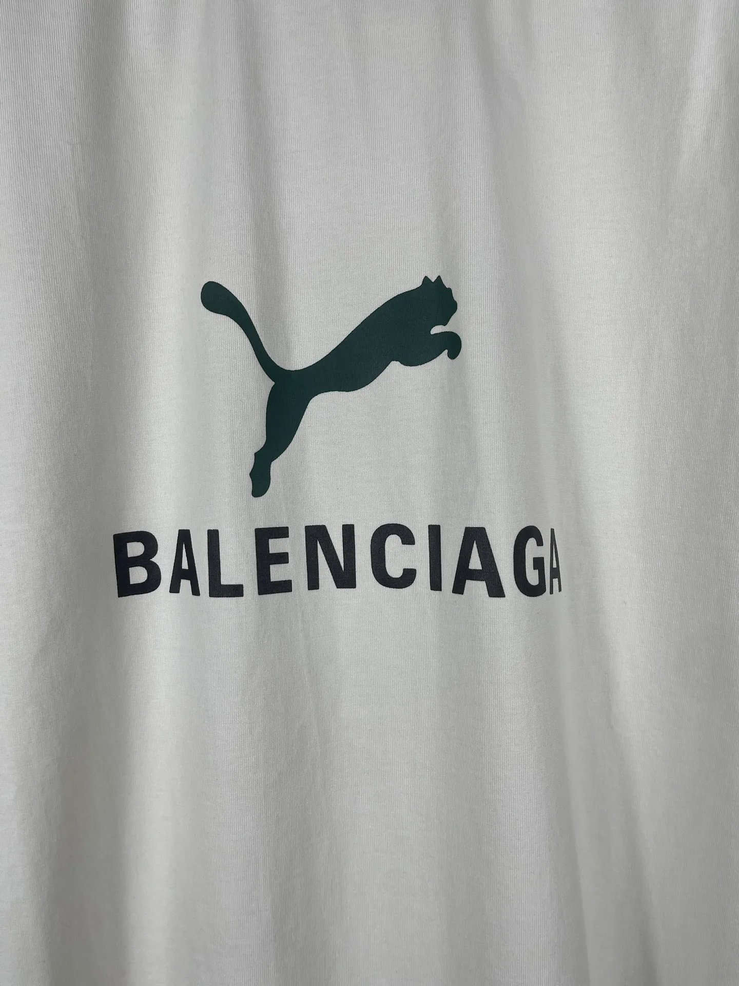 🅿️180 real photos [Top version. Official website quality] BALENCI*GA/26 new model. Paris co-branded puma series front printed washed short-sleeved T-shirt # SS26 latest model. Research and development at the first time, different market currencies. Comparisons welcome. The fabric is made of Paris ZP custom-woven and dyed cotton double yarn. Weighing 260 grams, the cloth surface is clean. The cloth pattern is clear, soft and comfortable. The threads are dyed with no color difference. The printing uses environmentally friendly imported rubber paddles, with clear letters and no burrs. Strong three-dimensional effect. Garment washing water. Jubie market currency. Welcome to compare. The version adopts OS loose shoulder design. Same style for men and women. Code: BL253716 Color: washed black, red, off-white Size: XS S M L