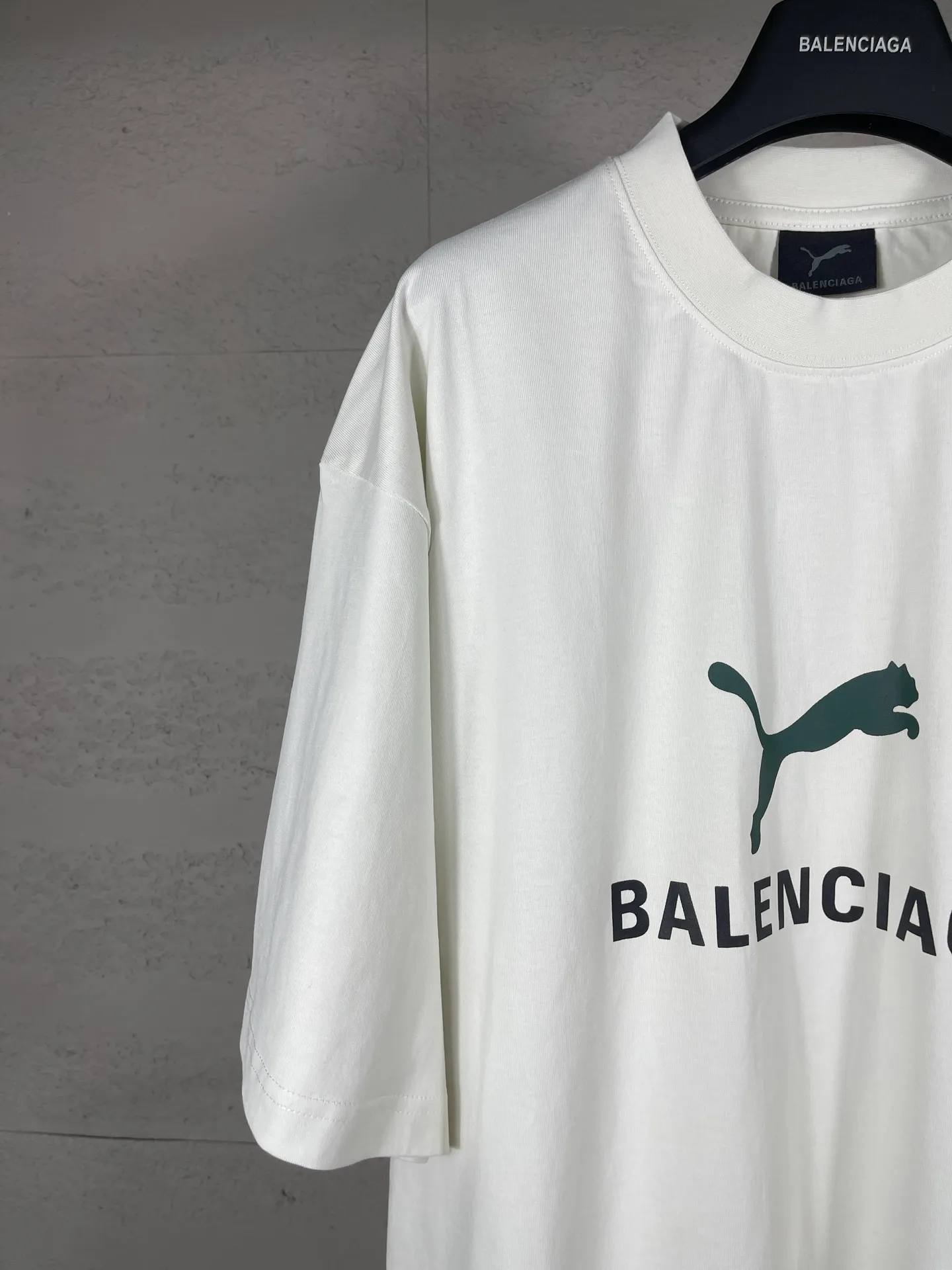🅿️180 real photos [Top version. Official website quality] BALENCI*GA/26 new model. Paris co-branded puma series front printed washed short-sleeved T-shirt # SS26 latest model. Research and development at the first time, different market currencies. Comparisons welcome. The fabric is made of Paris ZP custom-woven and dyed cotton double yarn. Weighing 260 grams, the cloth surface is clean. The cloth pattern is clear, soft and comfortable. The threads are dyed with no color difference. The printing uses environmentally friendly imported rubber paddles, with clear letters and no burrs. Strong three-dimensional effect. Garment washing water. Jubie market currency. Welcome to compare. The version adopts OS loose shoulder design. Same style for men and women. Code: BL253716 Color: washed black, red, off-white Size: XS S M L