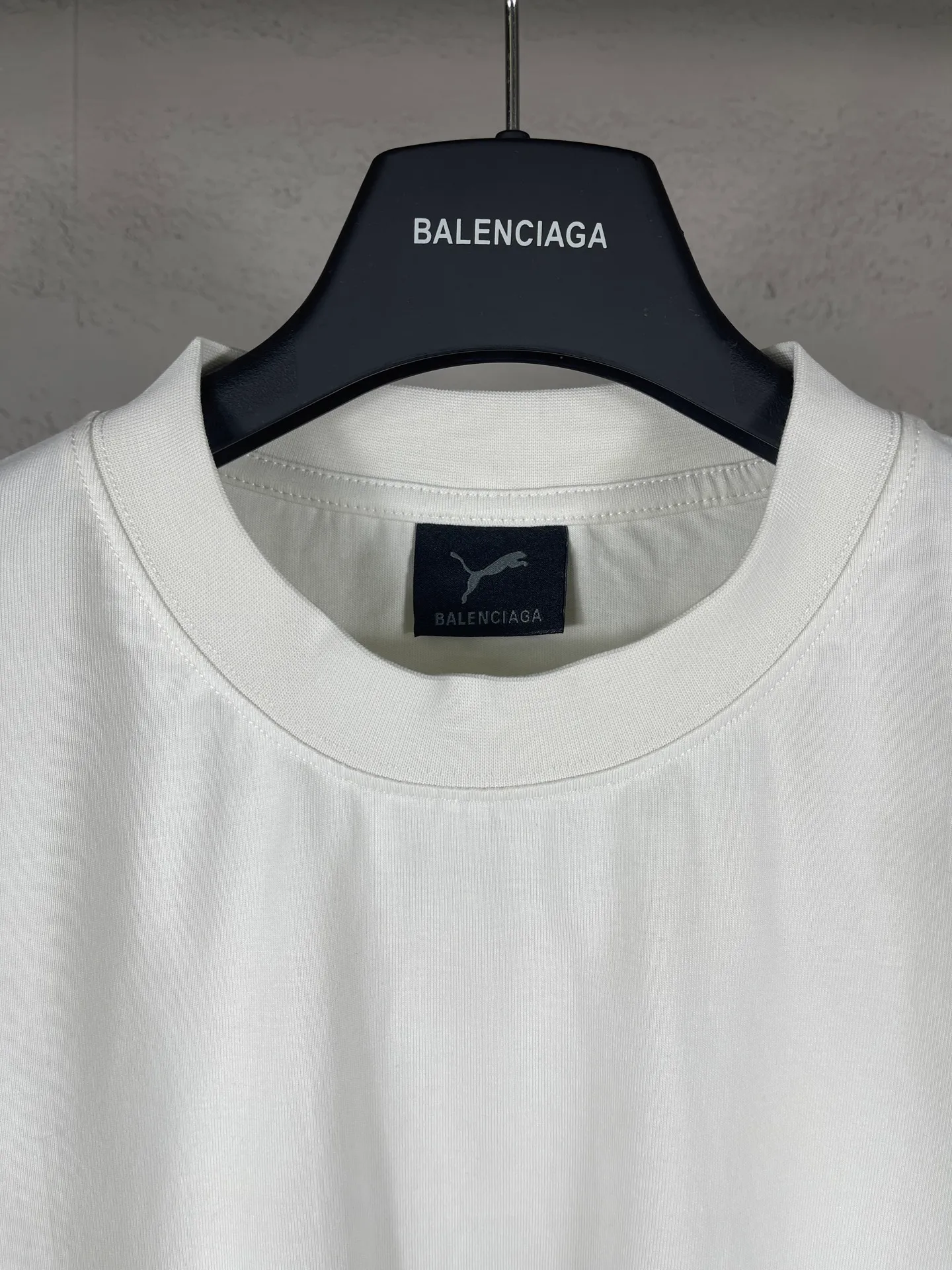 🅿️180 real photos [Top version. Official website quality] BALENCI*GA/26 new model. Paris co-branded puma series front printed washed short-sleeved T-shirt # SS26 latest model. Research and development at the first time, different market currencies. Comparisons welcome. The fabric is made of Paris ZP custom-woven and dyed cotton double yarn. Weighing 260 grams, the cloth surface is clean. The cloth pattern is clear, soft and comfortable. The threads are dyed with no color difference. The printing uses environmentally friendly imported rubber paddles, with clear letters and no burrs. Strong three-dimensional effect. Garment washing water. Jubie market currency. Welcome to compare. The version adopts OS loose shoulder design. Same style for men and women. Code: BL253716 Color: washed black, red, off-white Size: XS S M L
