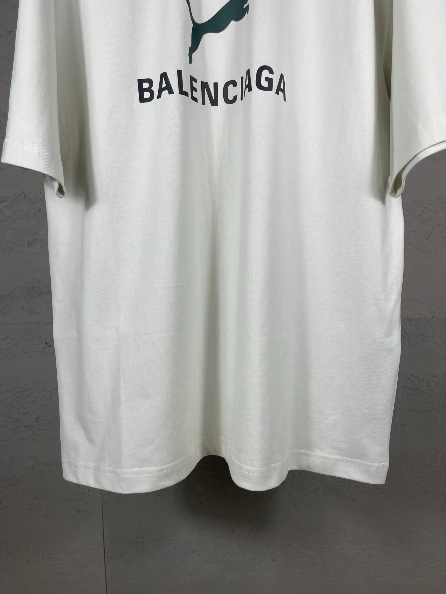 🅿️180 real photos [Top version. Official website quality] BALENCI*GA/26 new model. Paris co-branded puma series front printed washed short-sleeved T-shirt # SS26 latest model. Research and development at the first time, different market currencies. Comparisons welcome. The fabric is made of Paris ZP custom-woven and dyed cotton double yarn. Weighing 260 grams, the cloth surface is clean. The cloth pattern is clear, soft and comfortable. The threads are dyed with no color difference. The printing uses environmentally friendly imported rubber paddles, with clear letters and no burrs. Strong three-dimensional effect. Garment washing water. Jubie market currency. Welcome to compare. The version adopts OS loose shoulder design. Same style for men and women. Code: BL253716 Color: washed black, red, off-white Size: XS S M L
