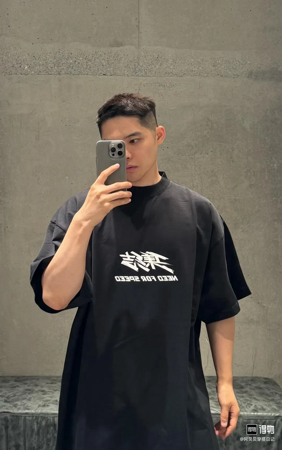 ♻️💯Reference model picture for the upper body❤️Top version Balenciaga x Need for Speed ​​SS24 collaboration series Letter logo printed round neck pullover short-sleeved T-shirt Loose fit Unisex Black Balenciaga was founded by Cristobal Balenciaga, a great genius designer who is known as the representative of the twentieth century. For more than half a century since the brand was founded, Balenciaga has been famous for its fashion and elegance in the fashion industry. You can find any of your favorite logos on the front and back of this piece, Ness.  The front and rear printing uses low-coverage screen printing technology, and the glue is imported. The printing is very delicate, and the scratched out problems are very clear and there are no burrs. The fabric is made of 280g double-ply double-yarn pure cotton loose fabric, which is loose and breathable, has good drying effect, full drape and skin toning. Color: Black Pink Size: XS-L P:260