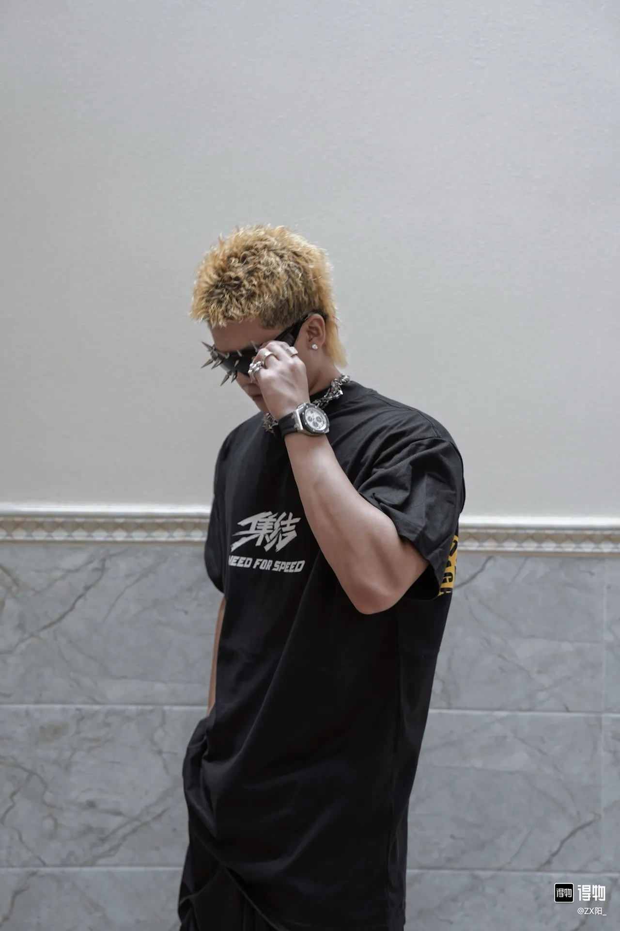 ♻️💯Reference model picture for the upper body❤️Top version Balenciaga x Need for Speed ​​SS24 collaboration series Letter logo printed round neck pullover short-sleeved T-shirt Loose fit Unisex Black Balenciaga was founded by Cristobal Balenciaga, a great genius designer who is known as the representative of the twentieth century. For more than half a century since the brand was founded, Balenciaga has been famous for its fashion and elegance in the fashion industry. You can find any of your favorite logos on the front and back of this piece, Ness.  The front and rear printing uses low-coverage screen printing technology, and the glue is imported. The printing is very delicate, and the scratched out problems are very clear and there are no burrs. The fabric is made of 280g double-ply double-yarn pure cotton loose fabric, which is loose and breathable, has good drying effect, full drape and skin toning. Color: Black Pink Size: XS-L P:260