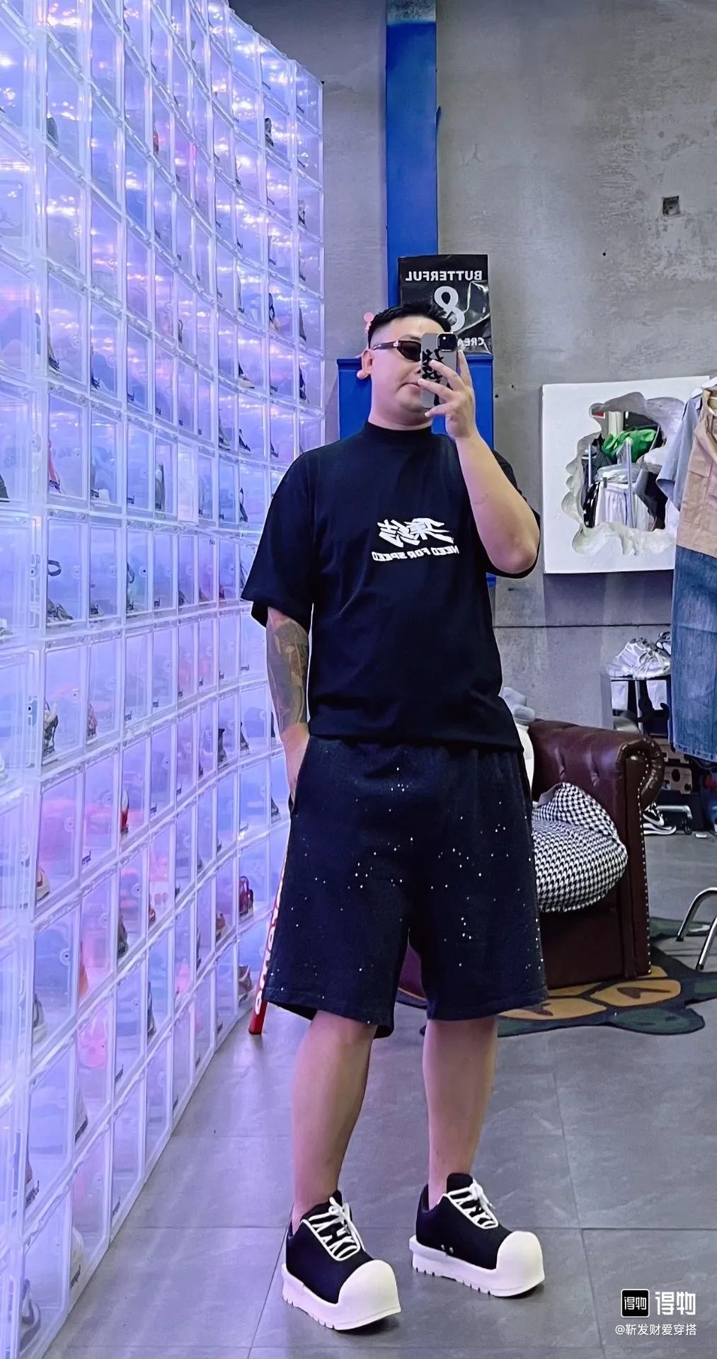 ♻️💯Reference model picture for the upper body❤️Top version Balenciaga x Need for Speed ​​SS24 collaboration series Letter logo printed round neck pullover short-sleeved T-shirt Loose fit Unisex Black Balenciaga was founded by Cristobal Balenciaga, a great genius designer who is known as the representative of the twentieth century. For more than half a century since the brand was founded, Balenciaga has been famous for its fashion and elegance in the fashion industry. You can find any of your favorite logos on the front and back of this piece, Ness.  The front and rear printing uses low-coverage screen printing technology, and the glue is imported. The printing is very delicate, and the scratched out problems are very clear and there are no burrs. The fabric is made of 280g double-ply double-yarn pure cotton loose fabric, which is loose and breathable, has good drying effect, full drape and skin toning. Color: Black Pink Size: XS-L P:260