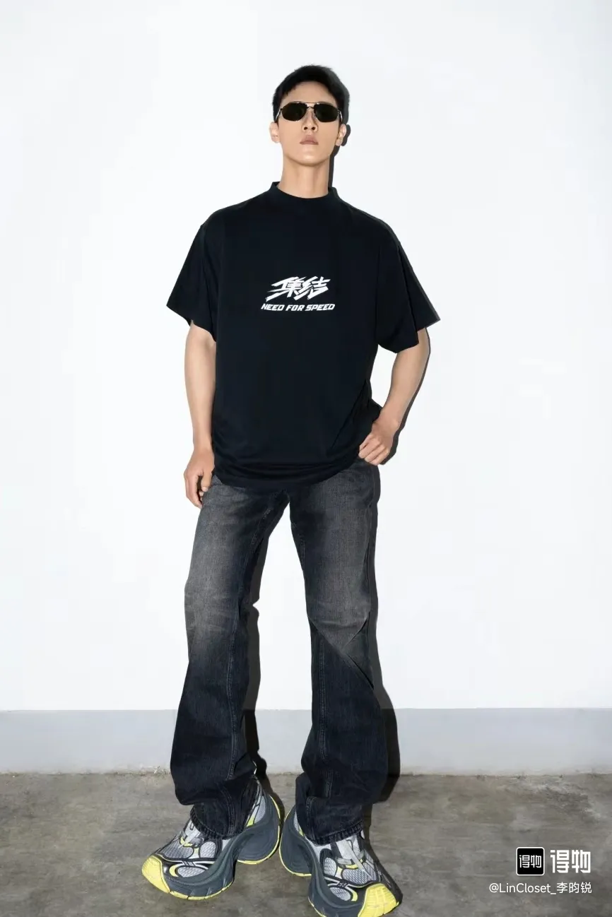 ♻️💯Reference model picture for the upper body❤️Top version Balenciaga x Need for Speed ​​SS24 collaboration series Letter logo printed round neck pullover short-sleeved T-shirt Loose fit Unisex Black Balenciaga was founded by Cristobal Balenciaga, a great genius designer who is known as the representative of the twentieth century. For more than half a century since the brand was founded, Balenciaga has been famous for its fashion and elegance in the fashion industry. You can find any of your favorite logos on the front and back of this piece, Ness.  The front and rear printing uses low-coverage screen printing technology, and the glue is imported. The printing is very delicate, and the scratched out problems are very clear and there are no burrs. The fabric is made of 280g double-ply double-yarn pure cotton loose fabric, which is loose and breathable, has good drying effect, full drape and skin toning. Color: Black Pink Size: XS-L P:260