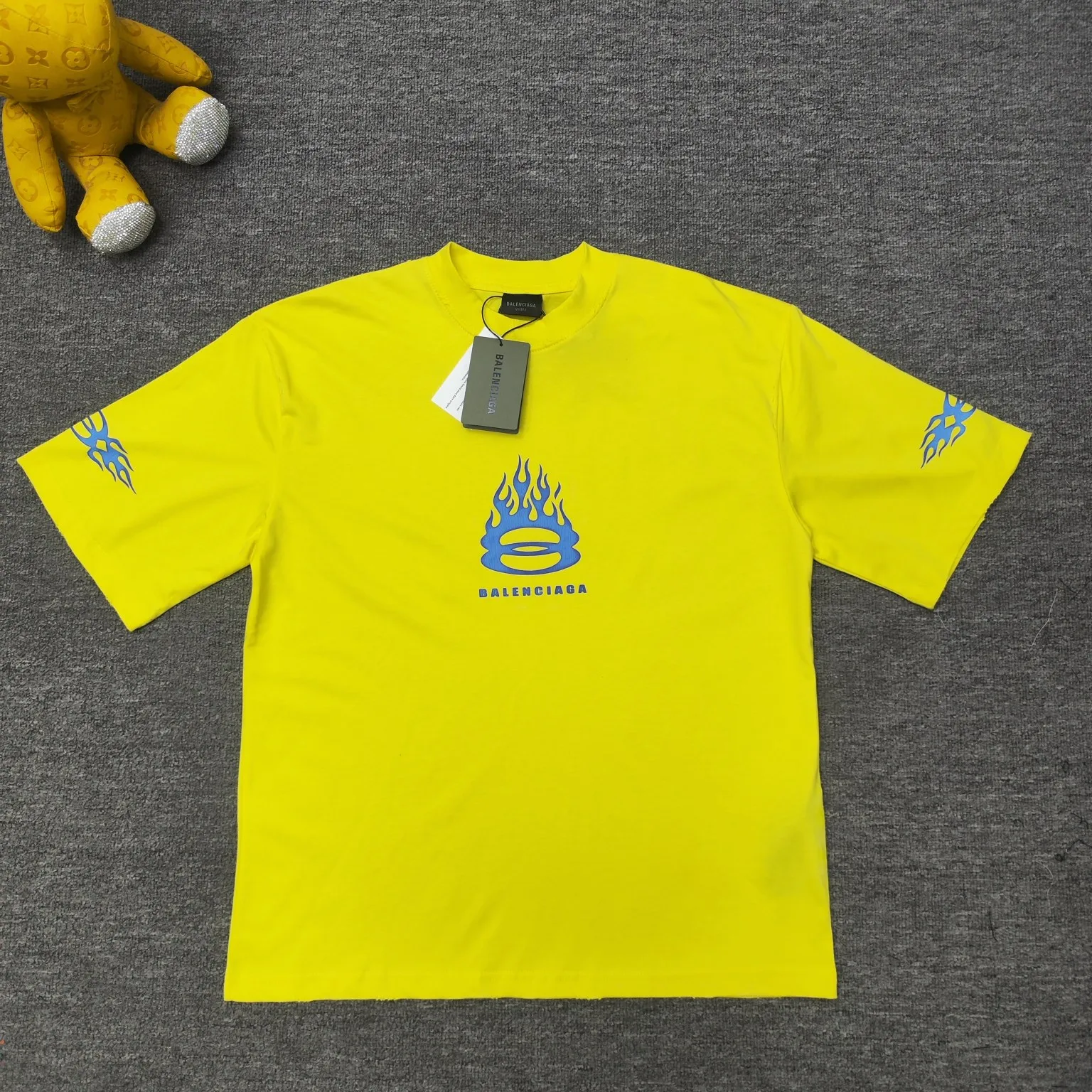 Top version BALENCIAGA/Balenciaga 2024 SS latest flame direct-injection printed washed distressed short-sleeved T-shirt ✅No.1 quality in this market Real ceiling quality✅All original development pay attention to detail pictures to avoid stolen pictures merchants mix and distribute ✅Correct 260g custom-woven and dyed double-yarn pure cotton fabric, frayed holes ZP consistent ✅Correct imported material printing Conley machine direct-injection process No touch, clear three-dimensional, firm and non-shedding✅No color difference in custom-dyed threads, no fading No deformation, overweight craftsmanship, consistent with the original version, different from the market currency. Here is an explanation of why mine is a little more expensive than others, 1. It seems to be a simple printing or embroidery, but it is not simple at all. 10000% imported machine restoration, not just lip service. You are welcome to compare with peers. 2. Each model is produced by the company, and the details of the workmanship and fabrics are consistent with the original ones. There is no color difference between the ones at the counters. Guaranteed no color difference. Re-engraving is not scary. Whoever is fake is embarrassed. It’s not shameful to make a replica, it’s shameful if you can’t buy the correct version if you make a replica. 3. Note that the threaded collars are all original collars of certain countries and regions, with high wrapping. The width of the neckline and cabinets are accurate to the millimeter. Thick necklines are not easy to deform. The collars of high-end products are all restored cabinets. They are different from the big collars in the world. Ordinary garbage short-sleeves are printed with a print. The clavicle of the upper body is exposed. Please be patient. Customers who have bought genuine products or have seen genuine products will come back to place orders again. This is quality. This is quality. 4. Different styles of washed wheat main wheat, including imported wheat, have different colors and codes. Really restore the counter. As we all know, Balenciaga has different English or different colors on the collar labels of each quarter. This distinguishes the fast food products with the same common main wheat washed wheat. 5. Pay attention to the workmanship. The stitching at the neckline has no folds, smooth and natural without overlapping lines, and truly restores this. This is something that many people cannot do. 6. The fabric is made of 260g Paris-specific double yarn. No one can make better fabrics than my family. There's really no way to compare it with the ordinary version on the market. Respect it. It's genuine and costs thousands of dollars. Don't buy street stalls. Quality 7. The workmanship is fully restored. The packaging is fully restored. The cost is huge. 8. I guarantee here that this is the highest quality you can find. Color: Yellow Blue Black Size: XS-S-M-L P:260