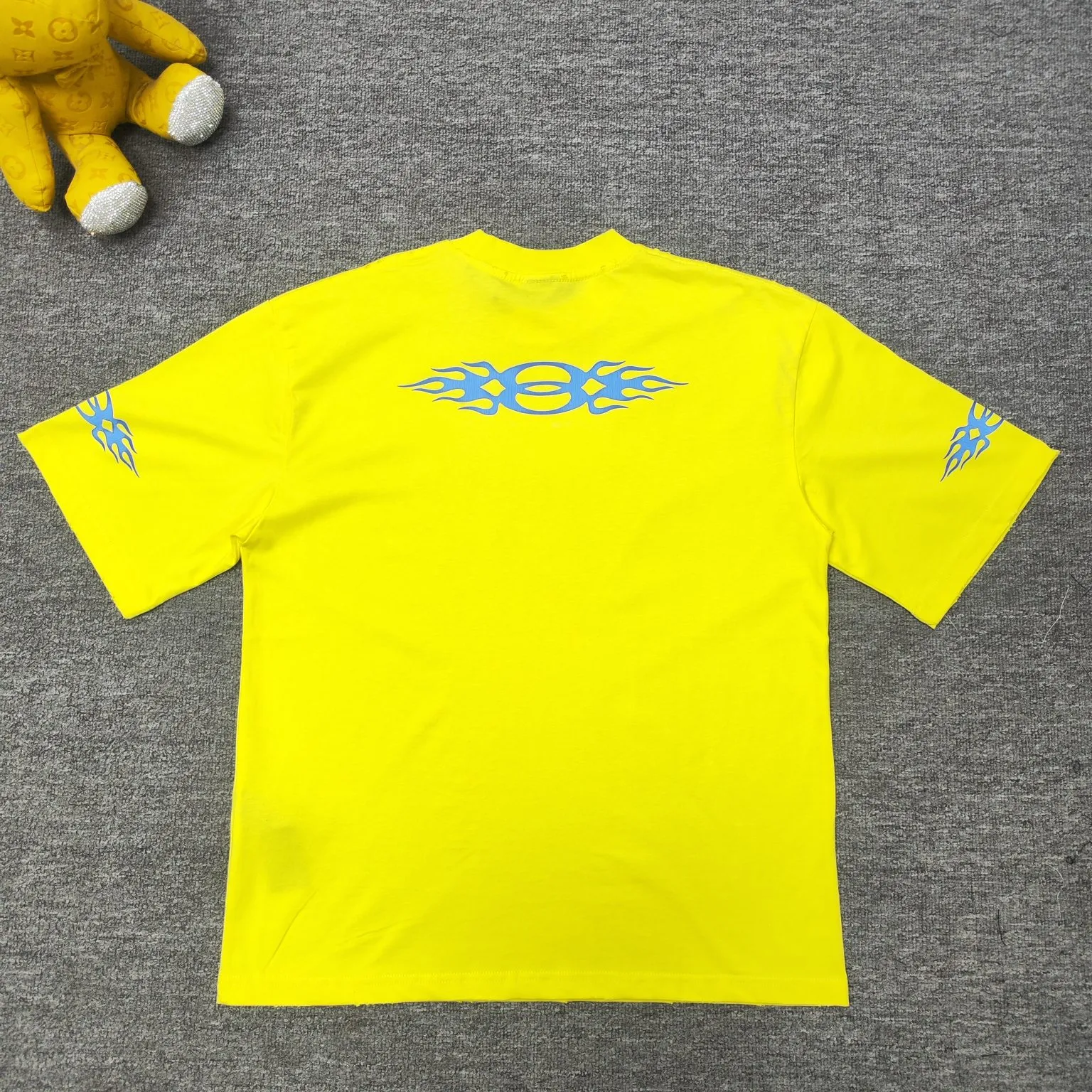 Top version BALENCIAGA/Balenciaga 2024 SS latest flame direct-injection printed washed distressed short-sleeved T-shirt ✅No.1 quality in this market Real ceiling quality✅All original development pay attention to detail pictures to avoid stolen pictures merchants mix and distribute ✅Correct 260g custom-woven and dyed double-yarn pure cotton fabric, frayed holes ZP consistent ✅Correct imported material printing Conley machine direct-injection process No touch, clear three-dimensional, firm and non-shedding✅No color difference in custom-dyed threads, no fading No deformation, overweight craftsmanship, consistent with the original version, different from the market currency. Here is an explanation of why mine is a little more expensive than others, 1. It seems to be a simple printing or embroidery, but it is not simple at all. 10000% imported machine restoration, not just lip service. You are welcome to compare with peers. 2. Each model is produced by the company, and the details of the workmanship and fabrics are consistent with the original ones. There is no color difference between the ones at the counters. Guaranteed no color difference. Re-engraving is not scary. Whoever is fake is embarrassed. It’s not shameful to make a replica, it’s shameful if you can’t buy the correct version if you make a replica. 3. Note that the threaded collars are all original collars of certain countries and regions, with high wrapping. The width of the neckline and cabinets are accurate to the millimeter. Thick necklines are not easy to deform. The collars of high-end products are all restored cabinets. They are different from the big collars in the world. Ordinary garbage short-sleeves are printed with a print. The clavicle of the upper body is exposed. Please be patient. Customers who have bought genuine products or have seen genuine products will come back to place orders again. This is quality. This is quality. 4. Different styles of washed wheat main wheat, including imported wheat, have different colors and codes. Really restore the counter. As we all know, Balenciaga has different English or different colors on the collar labels of each quarter. This distinguishes the fast food products with the same common main wheat washed wheat. 5. Pay attention to the workmanship. The stitching at the neckline has no folds, smooth and natural without overlapping lines, and truly restores this. This is something that many people cannot do. 6. The fabric is made of 260g Paris-specific double yarn. No one can make better fabrics than my family. There's really no way to compare it with the ordinary version on the market. Respect it. It's genuine and costs thousands of dollars. Don't buy street stalls. Quality 7. The workmanship is fully restored. The packaging is fully restored. The cost is huge. 8. I guarantee here that this is the highest quality you can find. Color: Yellow Blue Black Size: XS-S-M-L P:260