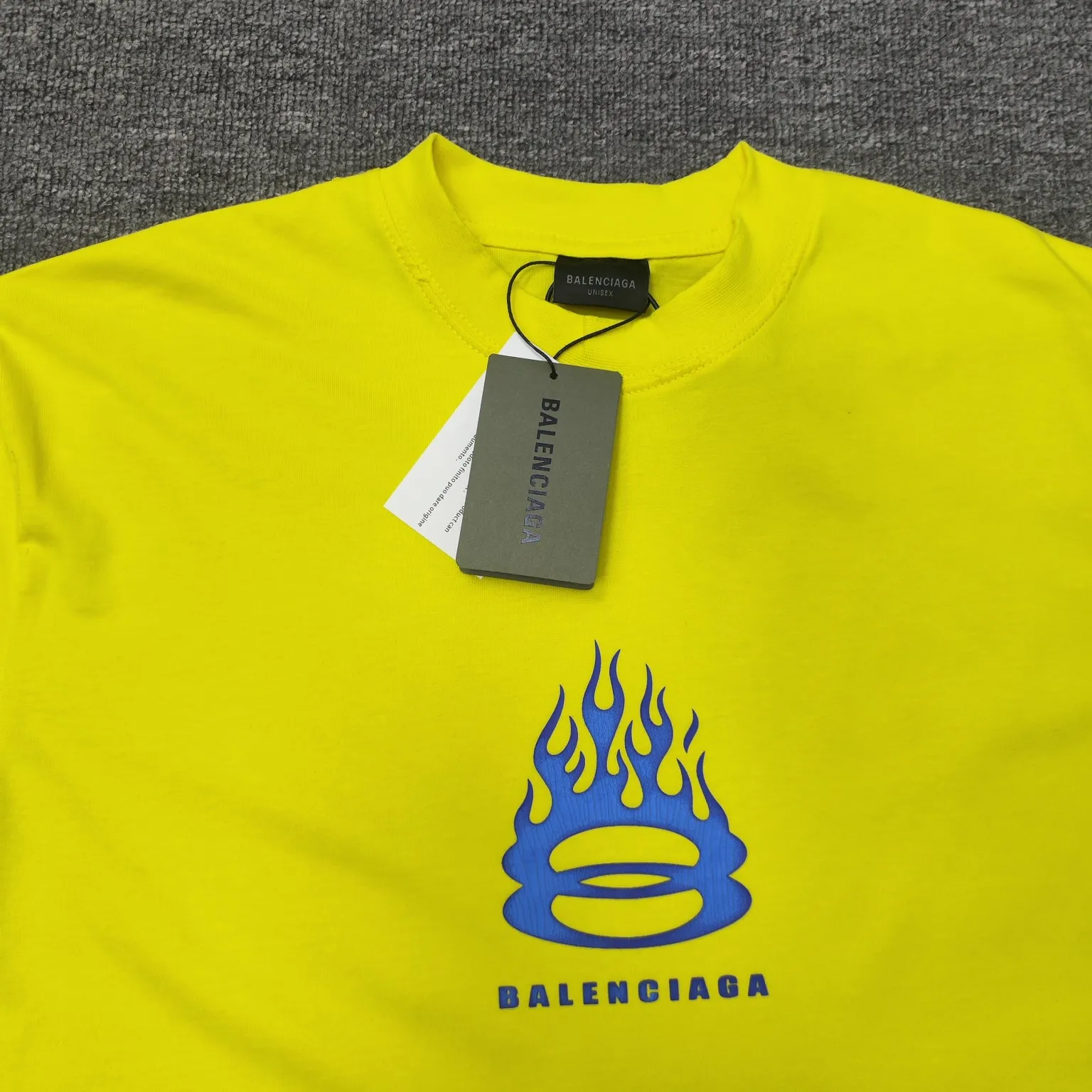 Top version BALENCIAGA/Balenciaga 2024 SS latest flame direct-injection printed washed distressed short-sleeved T-shirt ✅No.1 quality in this market Real ceiling quality✅All original development pay attention to detail pictures to avoid stolen pictures merchants mix and distribute ✅Correct 260g custom-woven and dyed double-yarn pure cotton fabric, frayed holes ZP consistent ✅Correct imported material printing Conley machine direct-injection process No touch, clear three-dimensional, firm and non-shedding✅No color difference in custom-dyed threads, no fading No deformation, overweight craftsmanship, consistent with the original version, different from the market currency. Here is an explanation of why mine is a little more expensive than others, 1. It seems to be a simple printing or embroidery, but it is not simple at all. 10000% imported machine restoration, not just lip service. You are welcome to compare with peers. 2. Each model is produced by the company, and the details of the workmanship and fabrics are consistent with the original ones. There is no color difference between the ones at the counters. Guaranteed no color difference. Re-engraving is not scary. Whoever is fake is embarrassed. It’s not shameful to make a replica, it’s shameful if you can’t buy the correct version if you make a replica. 3. Note that the threaded collars are all original collars of certain countries and regions, with high wrapping. The width of the neckline and cabinets are accurate to the millimeter. Thick necklines are not easy to deform. The collars of high-end products are all restored cabinets. They are different from the big collars in the world. Ordinary garbage short-sleeves are printed with a print. The clavicle of the upper body is exposed. Please be patient. Customers who have bought genuine products or have seen genuine products will come back to place orders again. This is quality. This is quality. 4. Different styles of washed wheat main wheat, including imported wheat, have different colors and codes. Really restore the counter. As we all know, Balenciaga has different English or different colors on the collar labels of each quarter. This distinguishes the fast food products with the same common main wheat washed wheat. 5. Pay attention to the workmanship. The stitching at the neckline has no folds, smooth and natural without overlapping lines, and truly restores this. This is something that many people cannot do. 6. The fabric is made of 260g Paris-specific double yarn. No one can make better fabrics than my family. There's really no way to compare it with the ordinary version on the market. Respect it. It's genuine and costs thousands of dollars. Don't buy street stalls. Quality 7. The workmanship is fully restored. The packaging is fully restored. The cost is huge. 8. I guarantee here that this is the highest quality you can find. Color: Yellow Blue Black Size: XS-S-M-L P:260