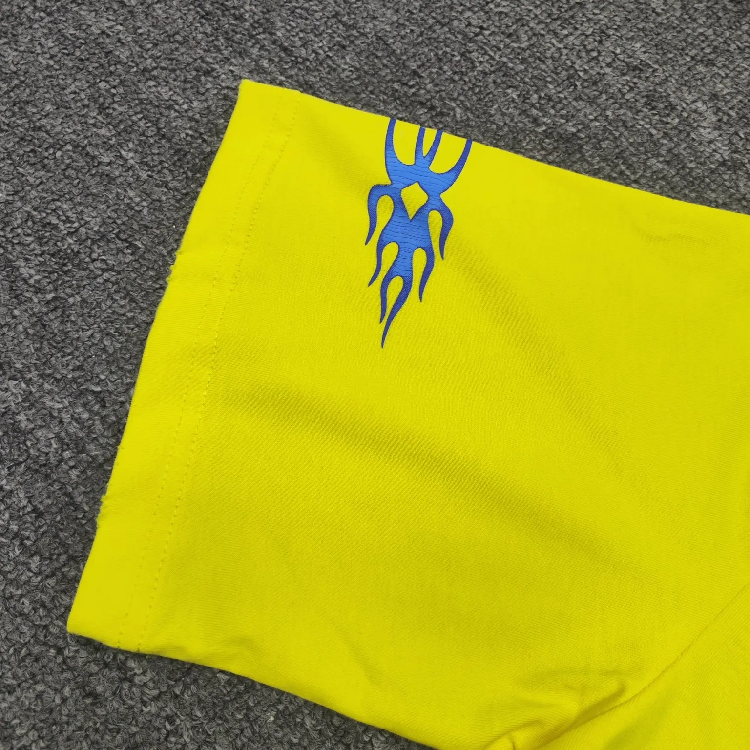 Top version BALENCIAGA/Balenciaga 2024 SS latest flame direct-injection printed washed distressed short-sleeved T-shirt ✅No.1 quality in this market Real ceiling quality✅All original development pay attention to detail pictures to avoid stolen pictures merchants mix and distribute ✅Correct 260g custom-woven and dyed double-yarn pure cotton fabric, frayed holes ZP consistent ✅Correct imported material printing Conley machine direct-injection process No touch, clear three-dimensional, firm and non-shedding✅No color difference in custom-dyed threads, no fading No deformation, overweight craftsmanship, consistent with the original version, different from the market currency. Here is an explanation of why mine is a little more expensive than others, 1. It seems to be a simple printing or embroidery, but it is not simple at all. 10000% imported machine restoration, not just lip service. You are welcome to compare with peers. 2. Each model is produced by the company, and the details of the workmanship and fabrics are consistent with the original ones. There is no color difference between the ones at the counters. Guaranteed no color difference. Re-engraving is not scary. Whoever is fake is embarrassed. It’s not shameful to make a replica, it’s shameful if you can’t buy the correct version if you make a replica. 3. Note that the threaded collars are all original collars of certain countries and regions, with high wrapping. The width of the neckline and cabinets are accurate to the millimeter. Thick necklines are not easy to deform. The collars of high-end products are all restored cabinets. They are different from the big collars in the world. Ordinary garbage short-sleeves are printed with a print. The clavicle of the upper body is exposed. Please be patient. Customers who have bought genuine products or have seen genuine products will come back to place orders again. This is quality. This is quality. 4. Different styles of washed wheat main wheat, including imported wheat, have different colors and codes. Really restore the counter. As we all know, Balenciaga has different English or different colors on the collar labels of each quarter. This distinguishes the fast food products with the same common main wheat washed wheat. 5. Pay attention to the workmanship. The stitching at the neckline has no folds, smooth and natural without overlapping lines, and truly restores this. This is something that many people cannot do. 6. The fabric is made of 260g Paris-specific double yarn. No one can make better fabrics than my family. There's really no way to compare it with the ordinary version on the market. Respect it. It's genuine and costs thousands of dollars. Don't buy street stalls. Quality 7. The workmanship is fully restored. The packaging is fully restored. The cost is huge. 8. I guarantee here that this is the highest quality you can find. Color: Yellow Blue Black Size: XS-S-M-L P:260