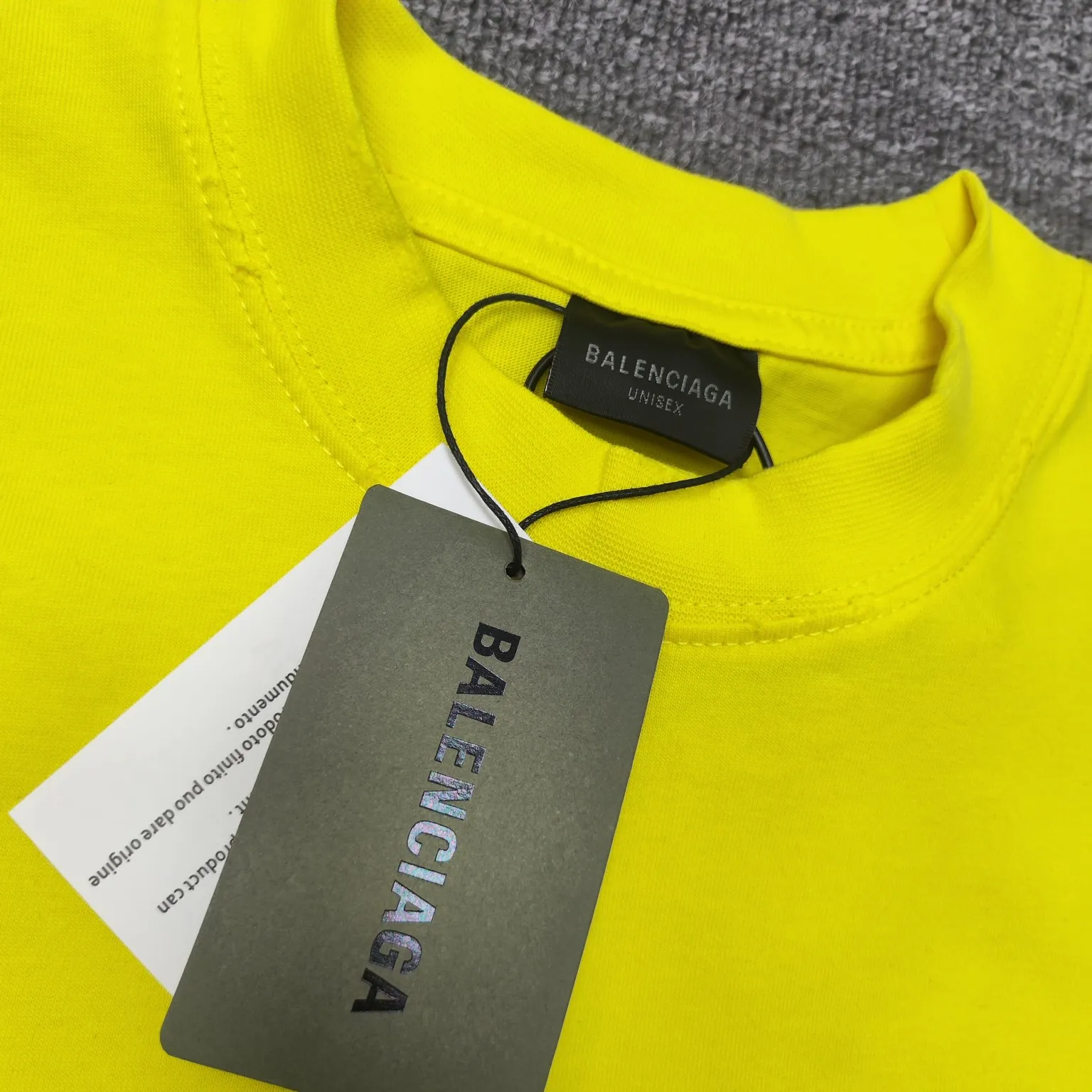 Top version BALENCIAGA/Balenciaga 2024 SS latest flame direct-injection printed washed distressed short-sleeved T-shirt ✅No.1 quality in this market Real ceiling quality✅All original development pay attention to detail pictures to avoid stolen pictures merchants mix and distribute ✅Correct 260g custom-woven and dyed double-yarn pure cotton fabric, frayed holes ZP consistent ✅Correct imported material printing Conley machine direct-injection process No touch, clear three-dimensional, firm and non-shedding✅No color difference in custom-dyed threads, no fading No deformation, overweight craftsmanship, consistent with the original version, different from the market currency. Here is an explanation of why mine is a little more expensive than others, 1. It seems to be a simple printing or embroidery, but it is not simple at all. 10000% imported machine restoration, not just lip service. You are welcome to compare with peers. 2. Each model is produced by the company, and the details of the workmanship and fabrics are consistent with the original ones. There is no color difference between the ones at the counters. Guaranteed no color difference. Re-engraving is not scary. Whoever is fake is embarrassed. It’s not shameful to make a replica, it’s shameful if you can’t buy the correct version if you make a replica. 3. Note that the threaded collars are all original collars of certain countries and regions, with high wrapping. The width of the neckline and cabinets are accurate to the millimeter. Thick necklines are not easy to deform. The collars of high-end products are all restored cabinets. They are different from the big collars in the world. Ordinary garbage short-sleeves are printed with a print. The clavicle of the upper body is exposed. Please be patient. Customers who have bought genuine products or have seen genuine products will come back to place orders again. This is quality. This is quality. 4. Different styles of washed wheat main wheat, including imported wheat, have different colors and codes. Really restore the counter. As we all know, Balenciaga has different English or different colors on the collar labels of each quarter. This distinguishes the fast food products with the same common main wheat washed wheat. 5. Pay attention to the workmanship. The stitching at the neckline has no folds, smooth and natural without overlapping lines, and truly restores this. This is something that many people cannot do. 6. The fabric is made of 260g Paris-specific double yarn. No one can make better fabrics than my family. There's really no way to compare it with the ordinary version on the market. Respect it. It's genuine and costs thousands of dollars. Don't buy street stalls. Quality 7. The workmanship is fully restored. The packaging is fully restored. The cost is huge. 8. I guarantee here that this is the highest quality you can find. Color: Yellow Blue Black Size: XS-S-M-L P:260